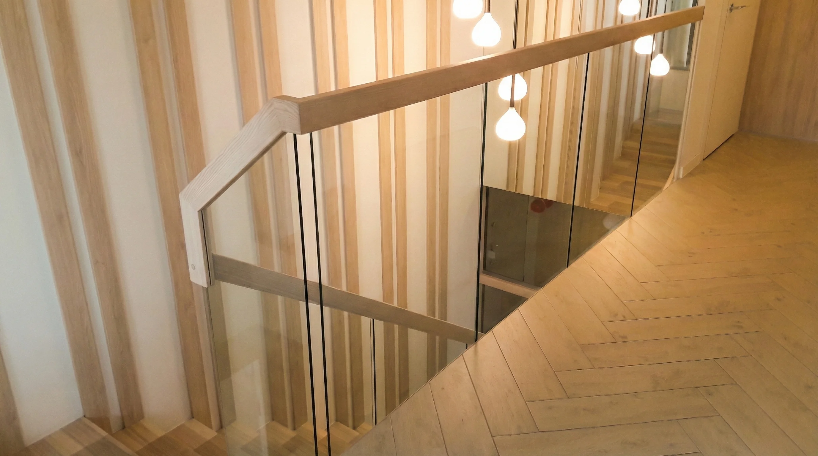 Schody samonośne dywanowe realizacja Estica