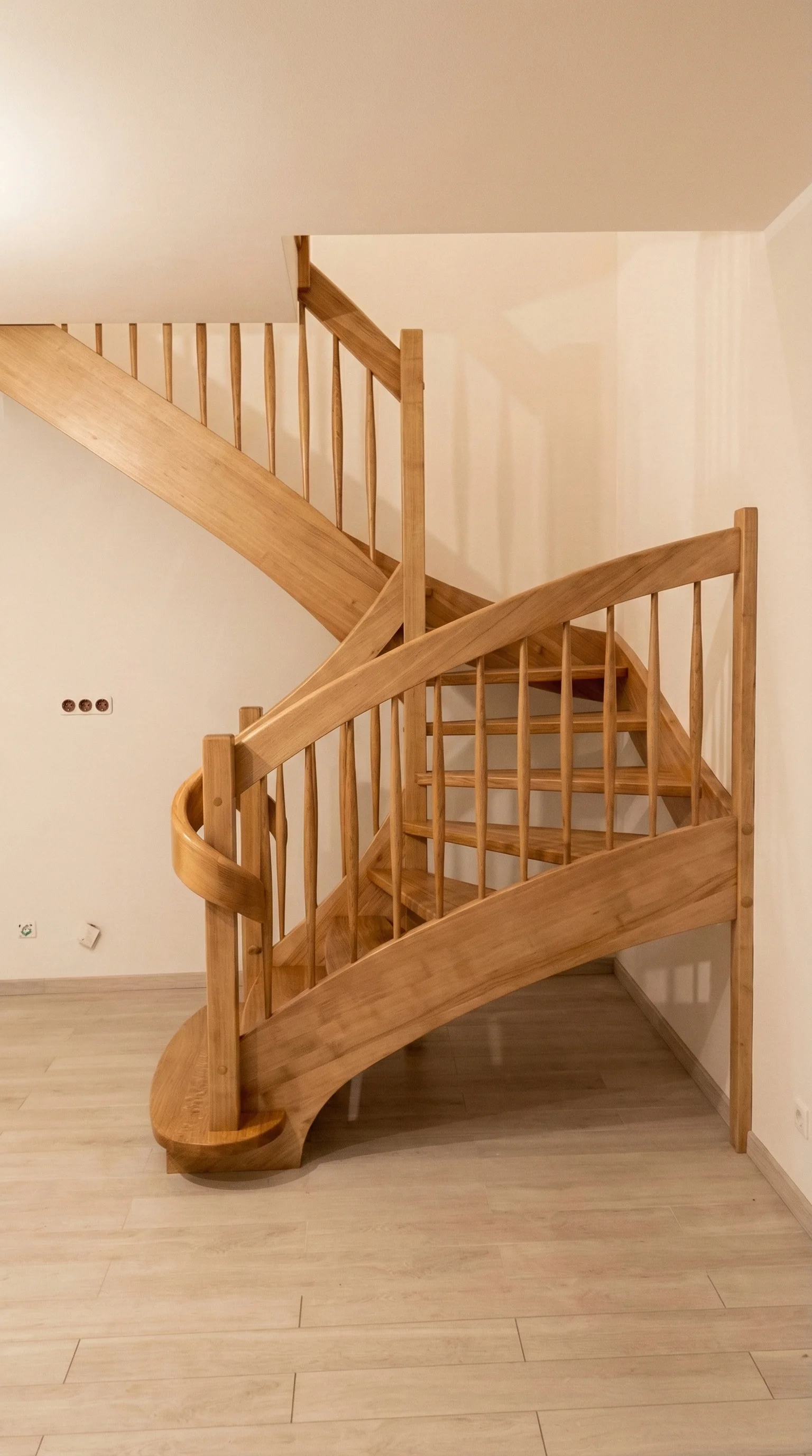 Detal tralek toczonych i stopni bukowych