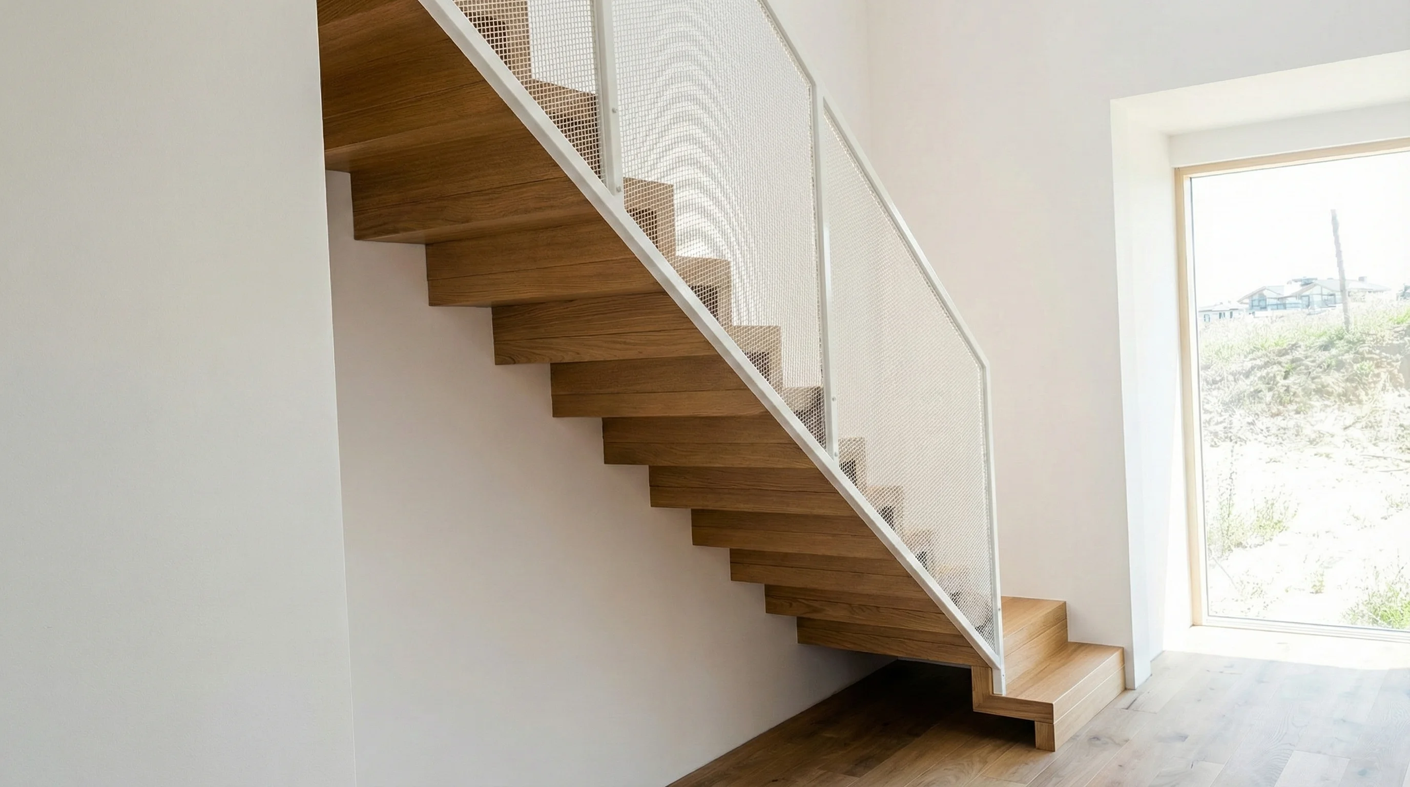Detal balustrady z siatki metalowej i stopni dębowych
