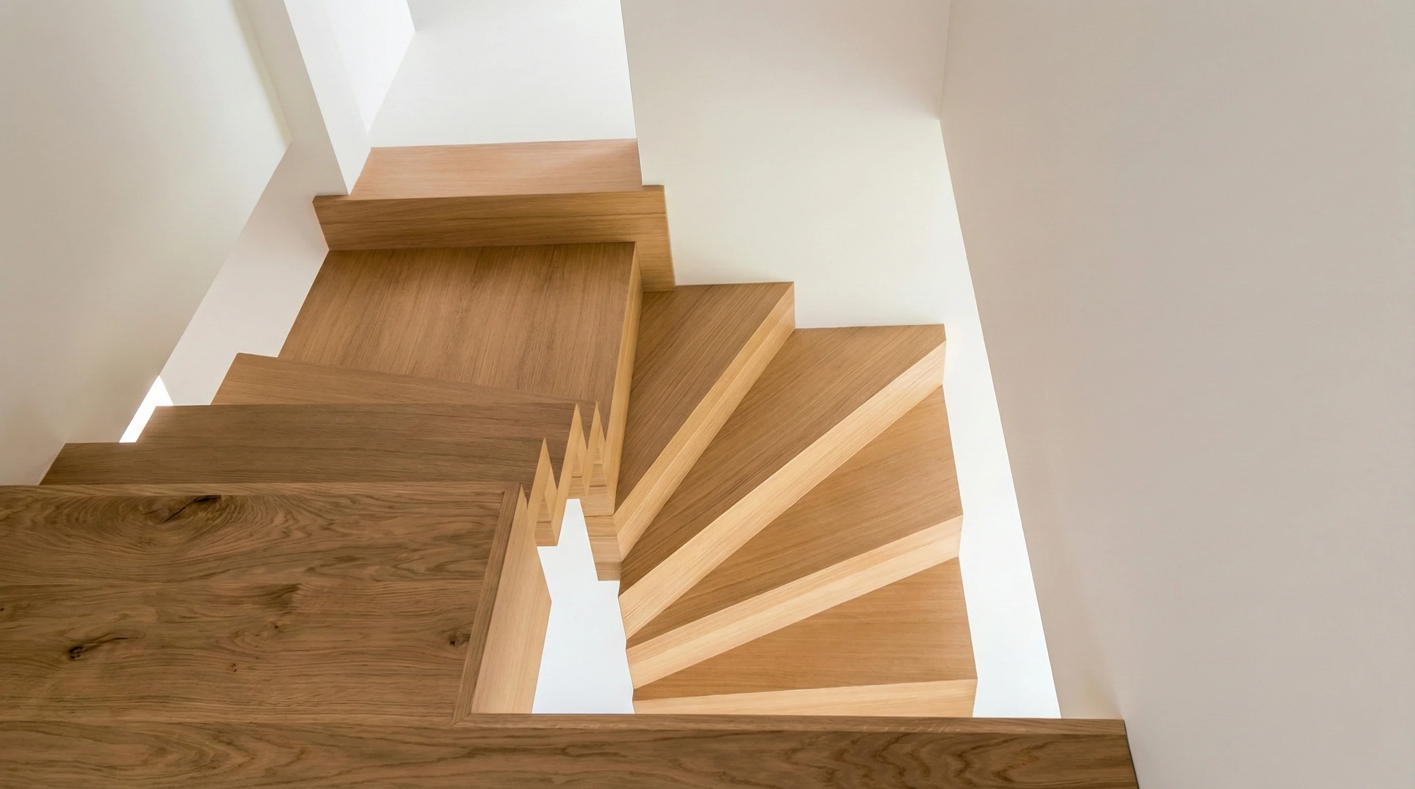 Zabiegowe stopnie dębowe bez balustrady