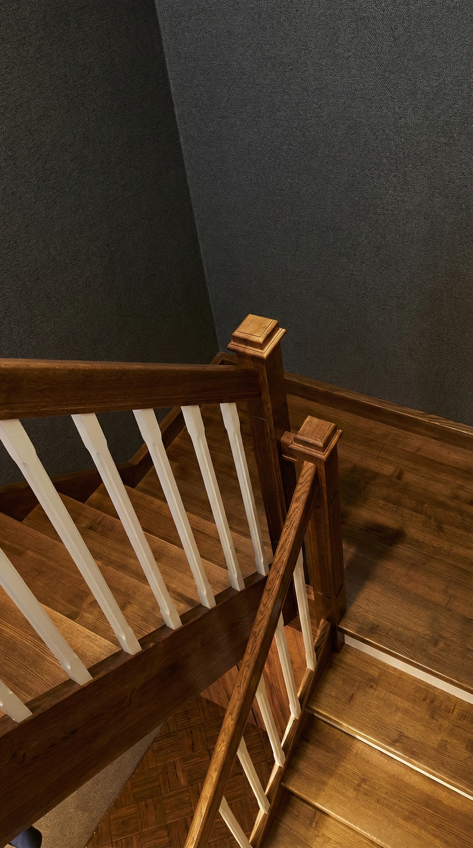 Detal balustrady frezowanej i stopni dębowych