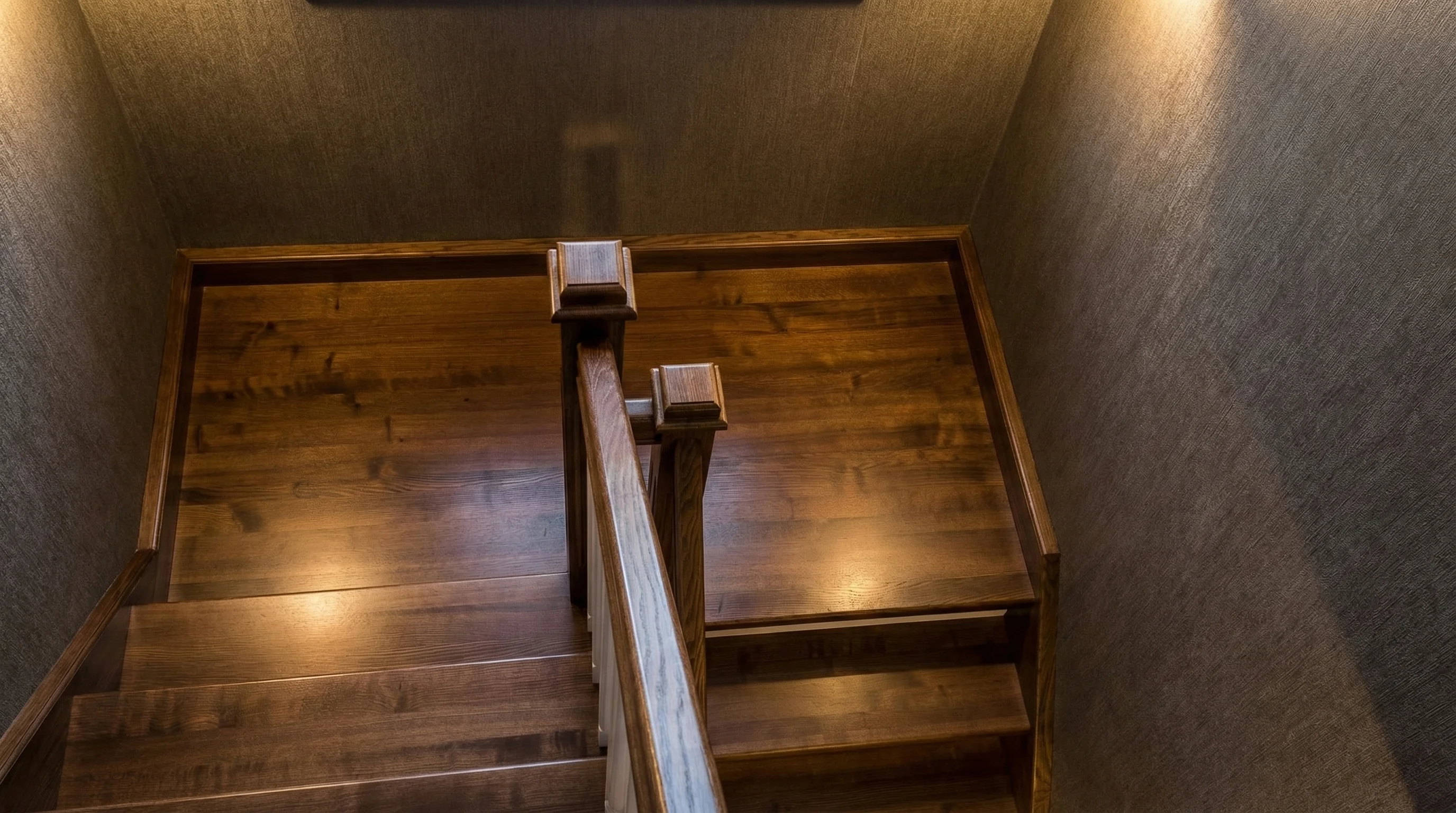 Widok schodów ze spocznikiem z góry