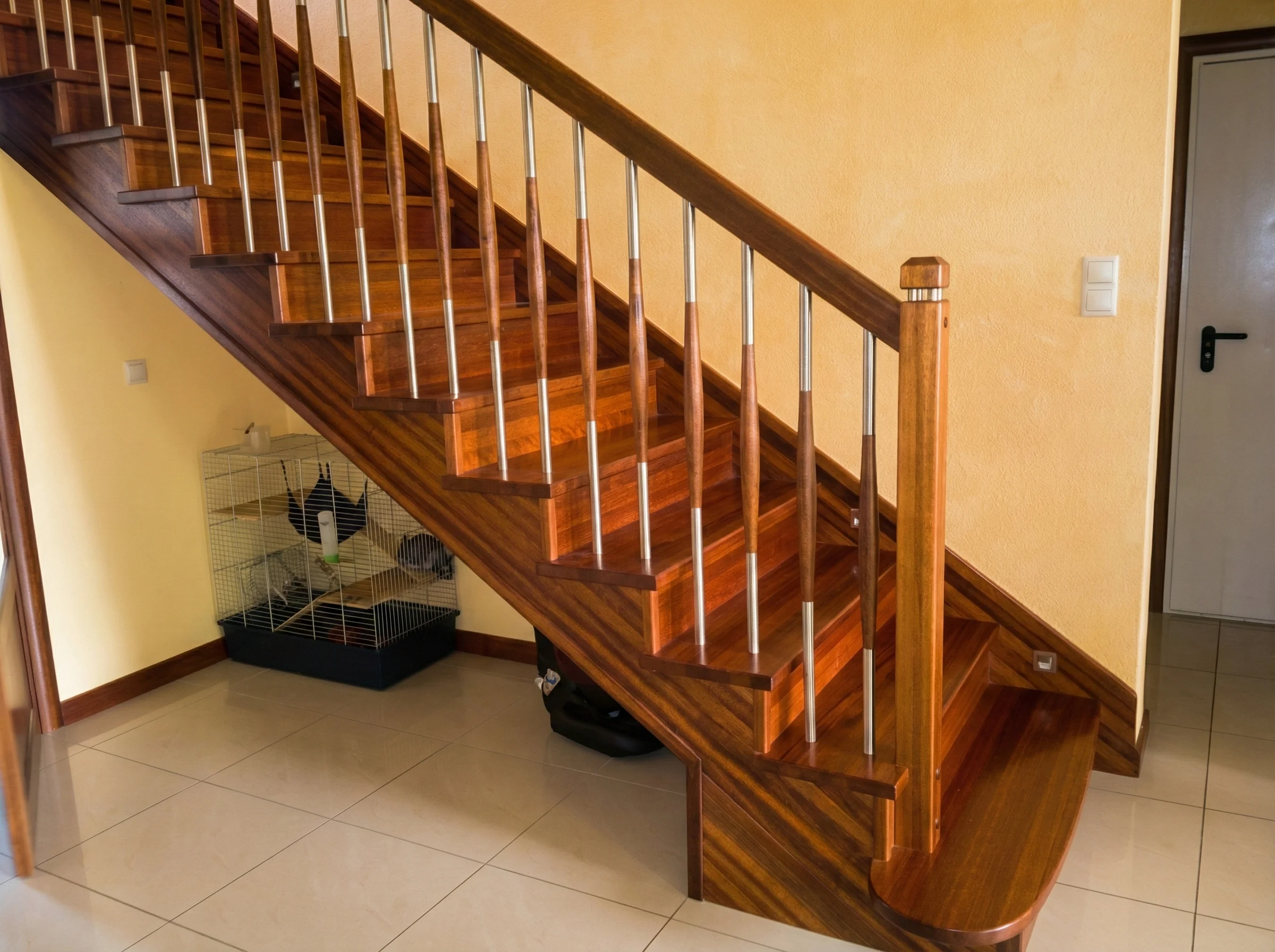 Detal stopni z drewna merbau i balustrady