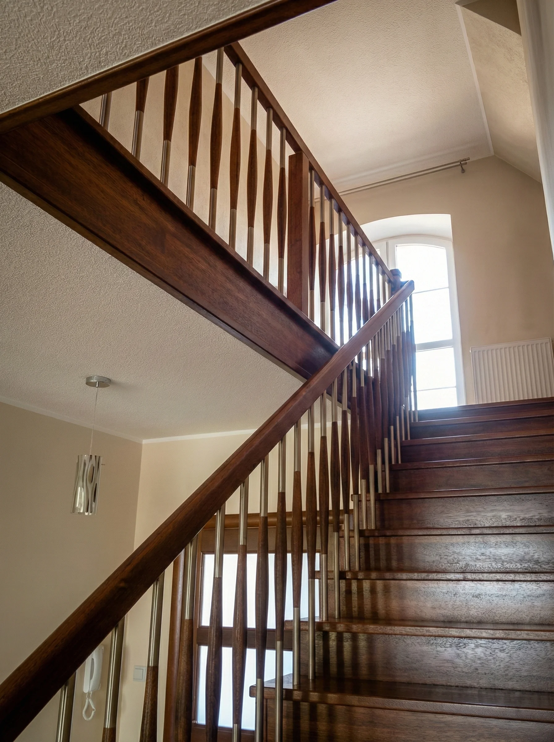 Widok schodów od góry na klatkę schodową