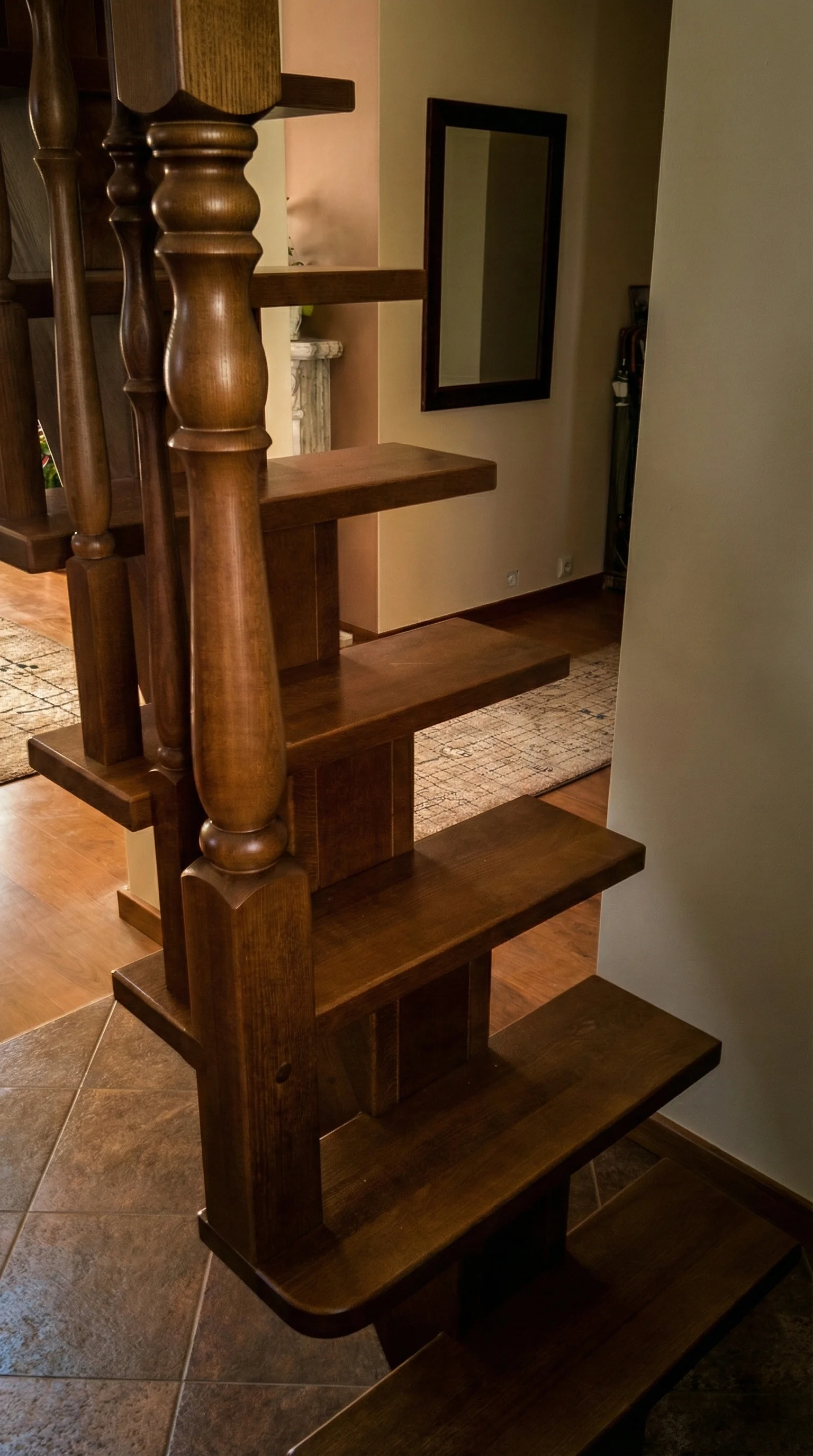 Detal stopni bukowych na belce centralnej