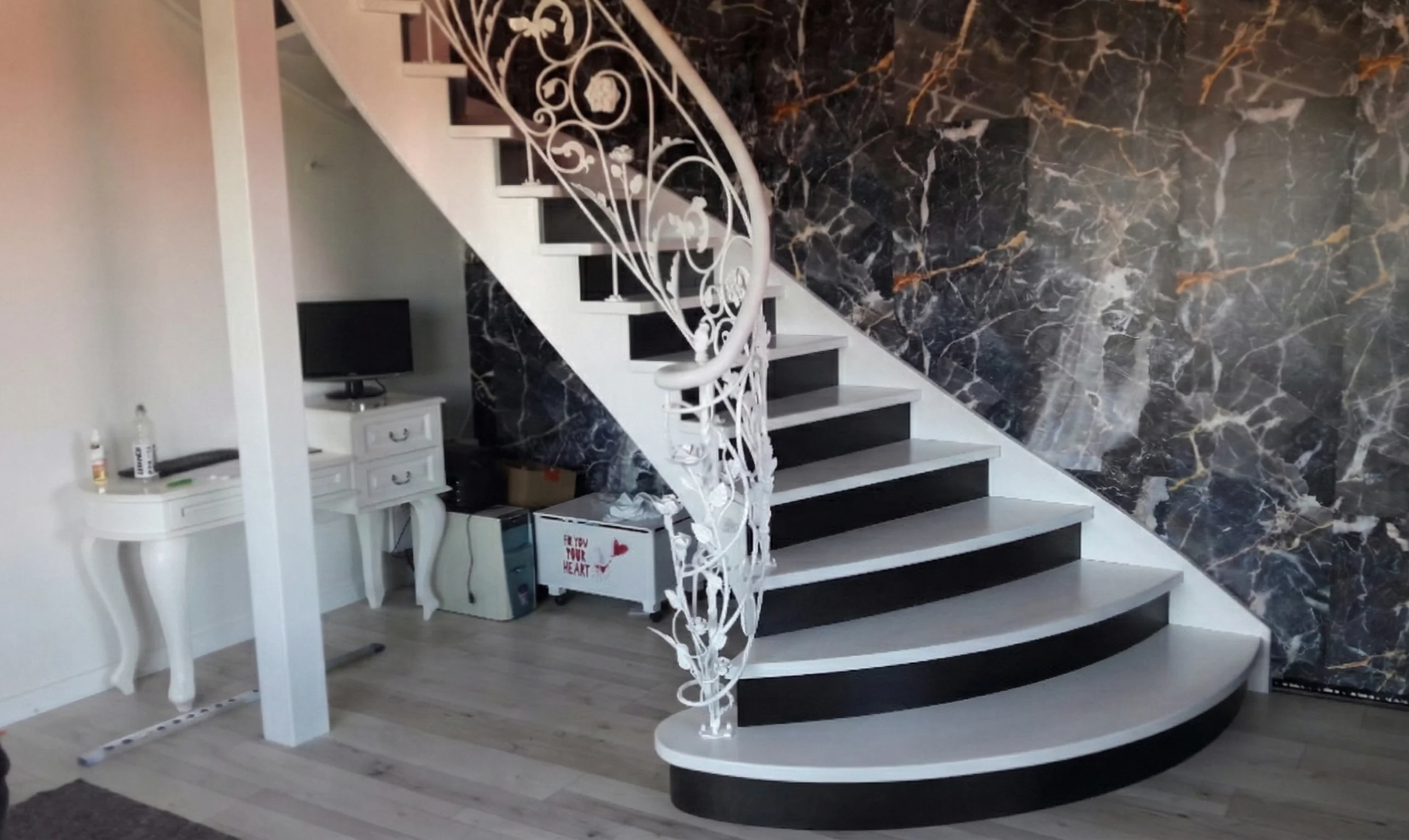 Detal kontrastowych stopni i podstopnic w schodach giętych