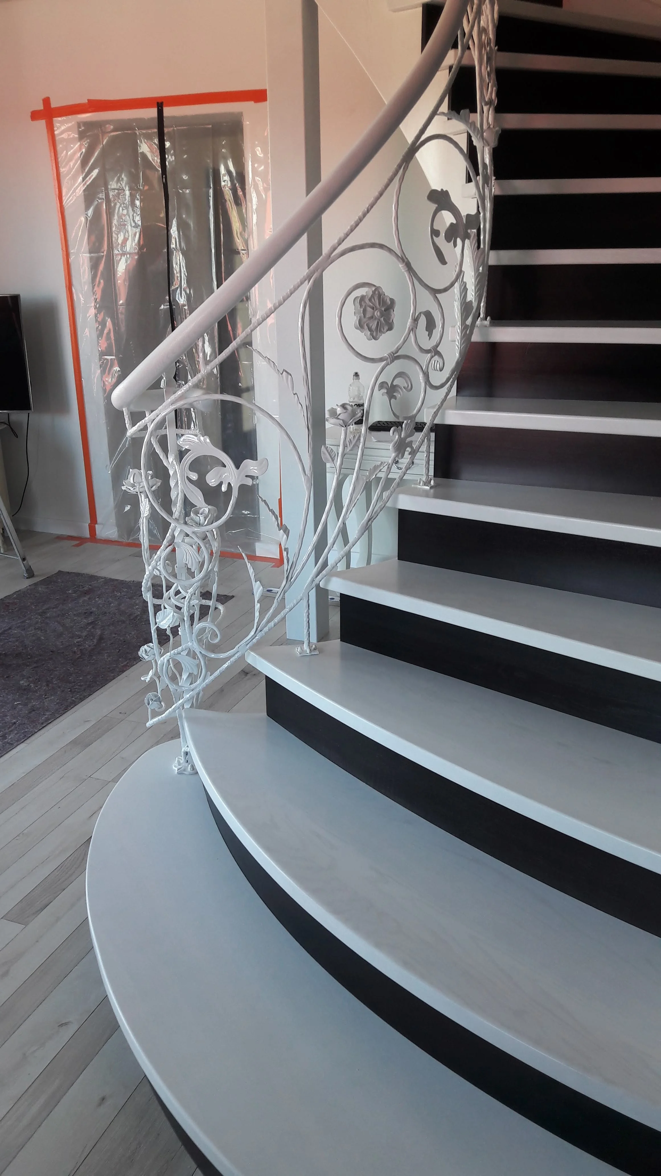 Widok schodów giętych z góry