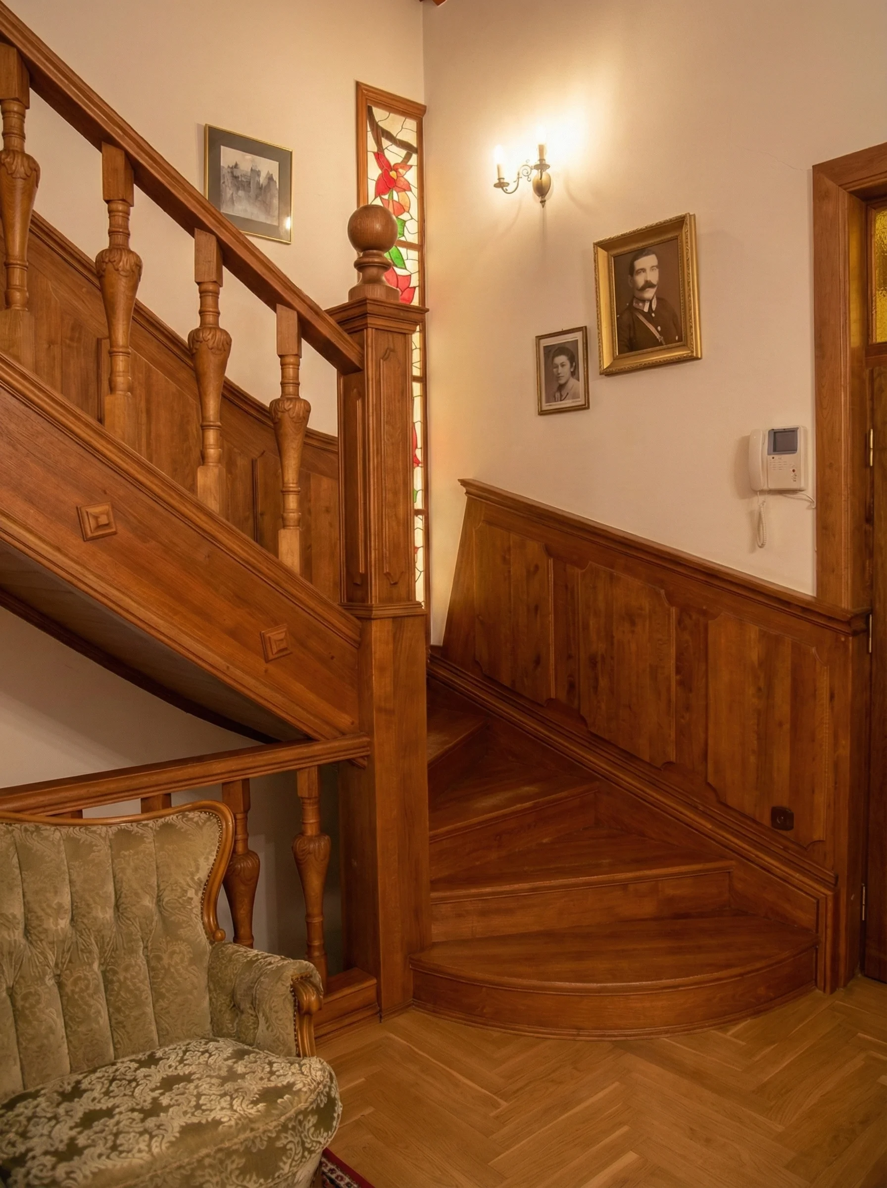 Schody dębowe mahoń widok ogólny