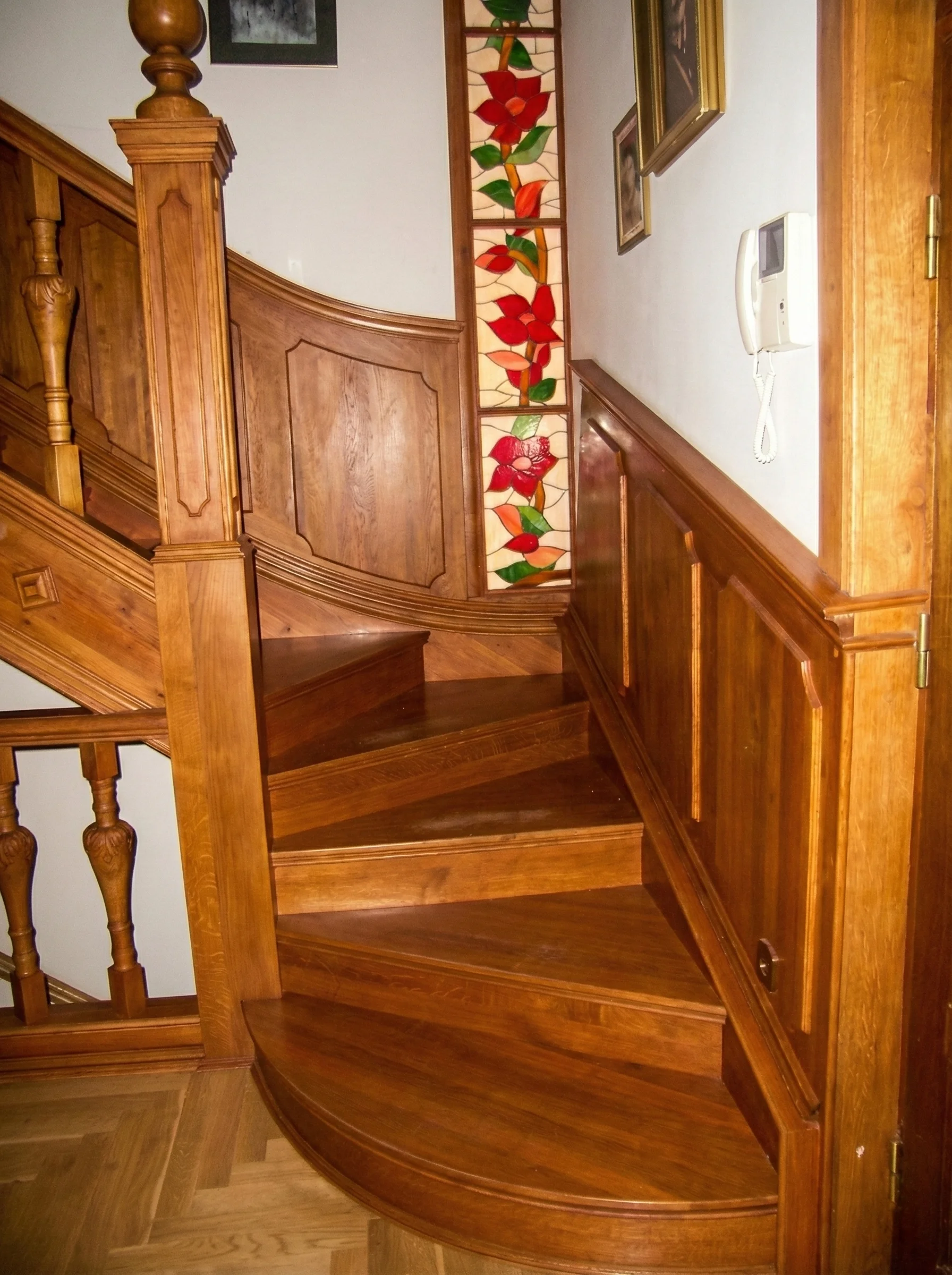 Nowoczesne wnętrze z drewnianymi schodami Pruszcz Gdański