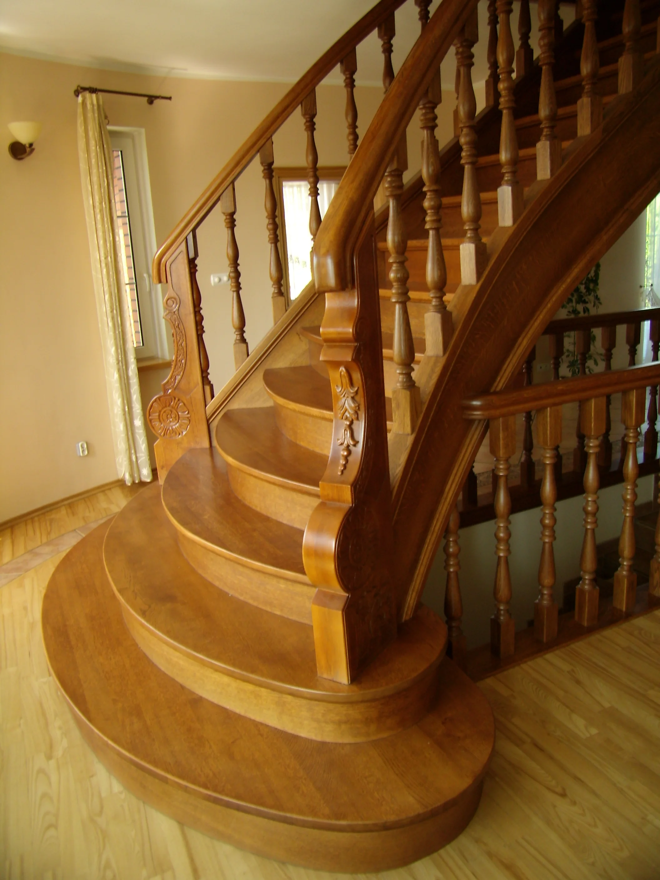 Widok schodów giętych z góry