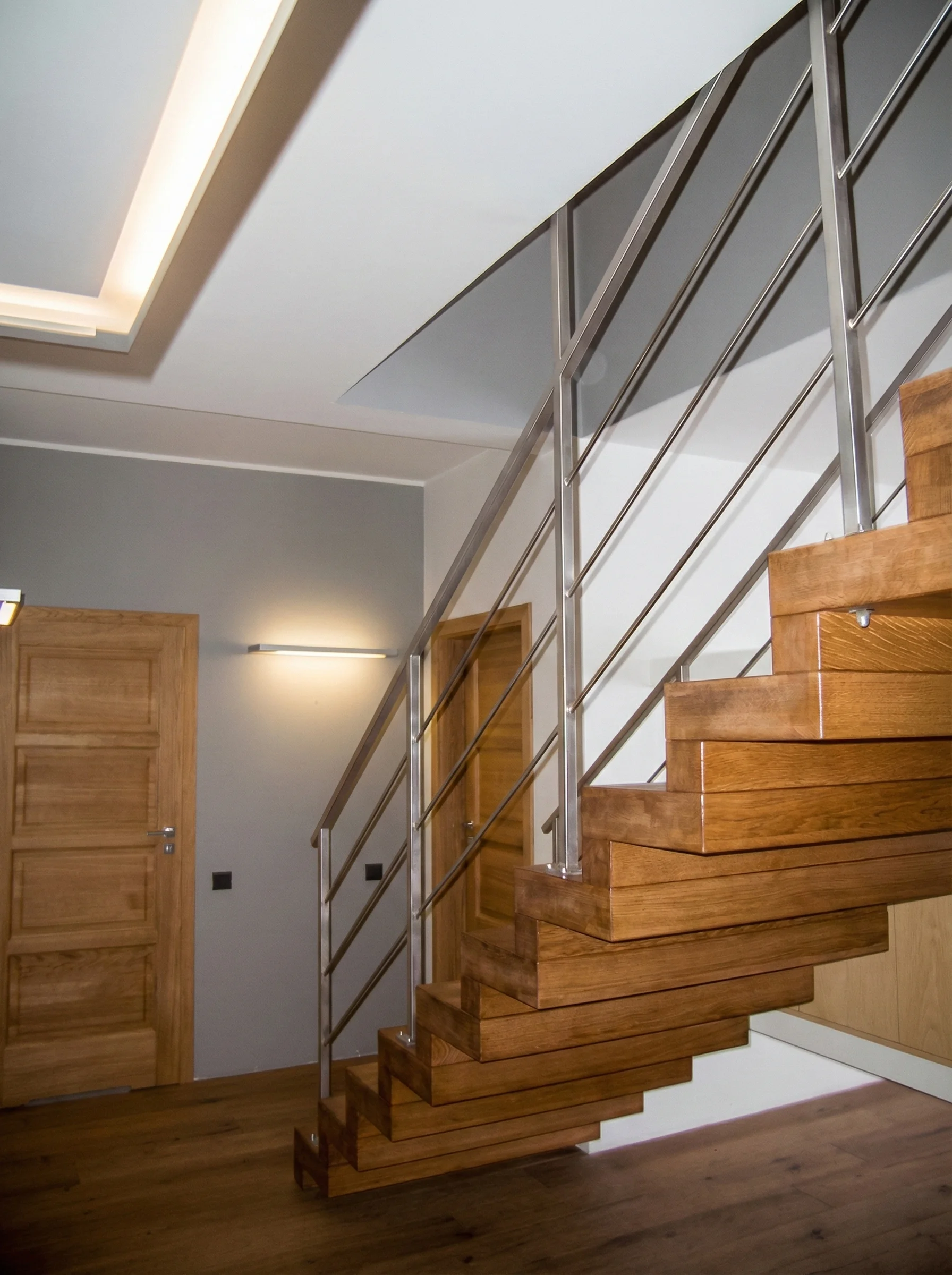 Schody dywanowe dębowe teak widok ogólny