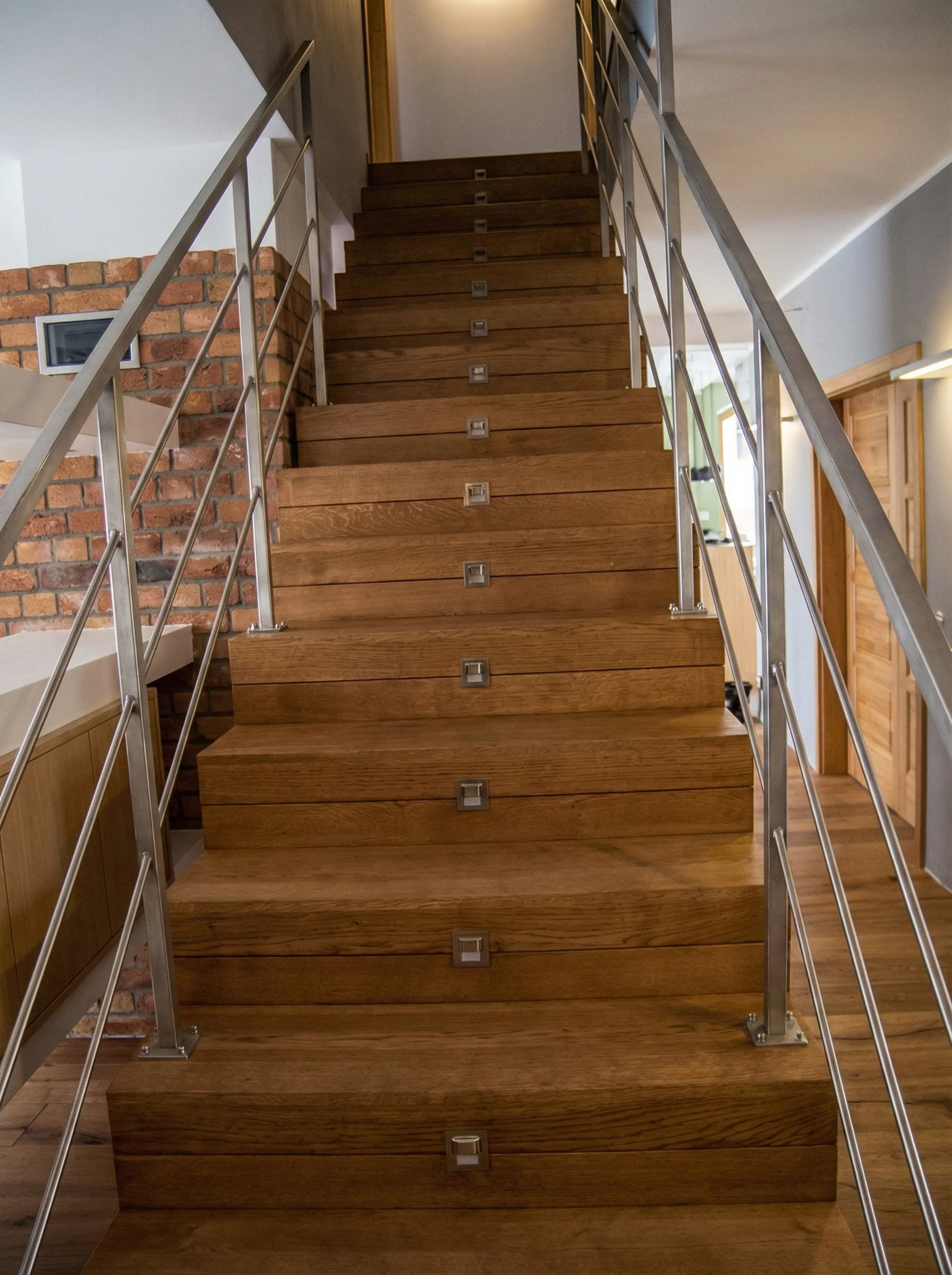 Detal balustrady ze stali nierdzewnej i stopni dębowych