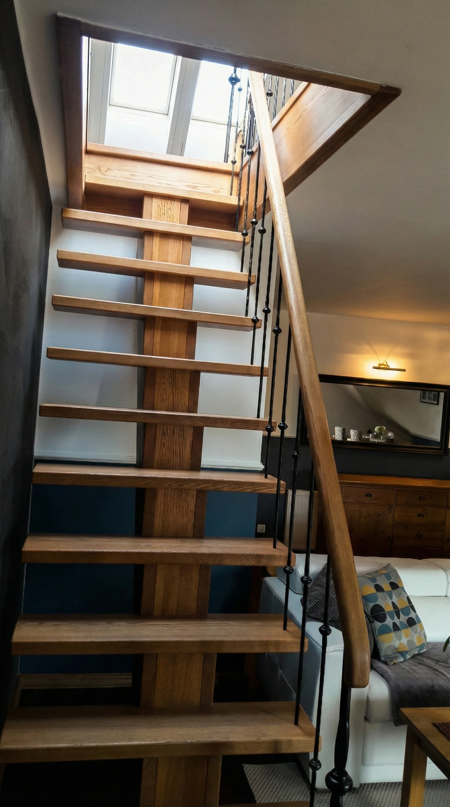 Widok schodów z góry - ażurowa konstrukcja