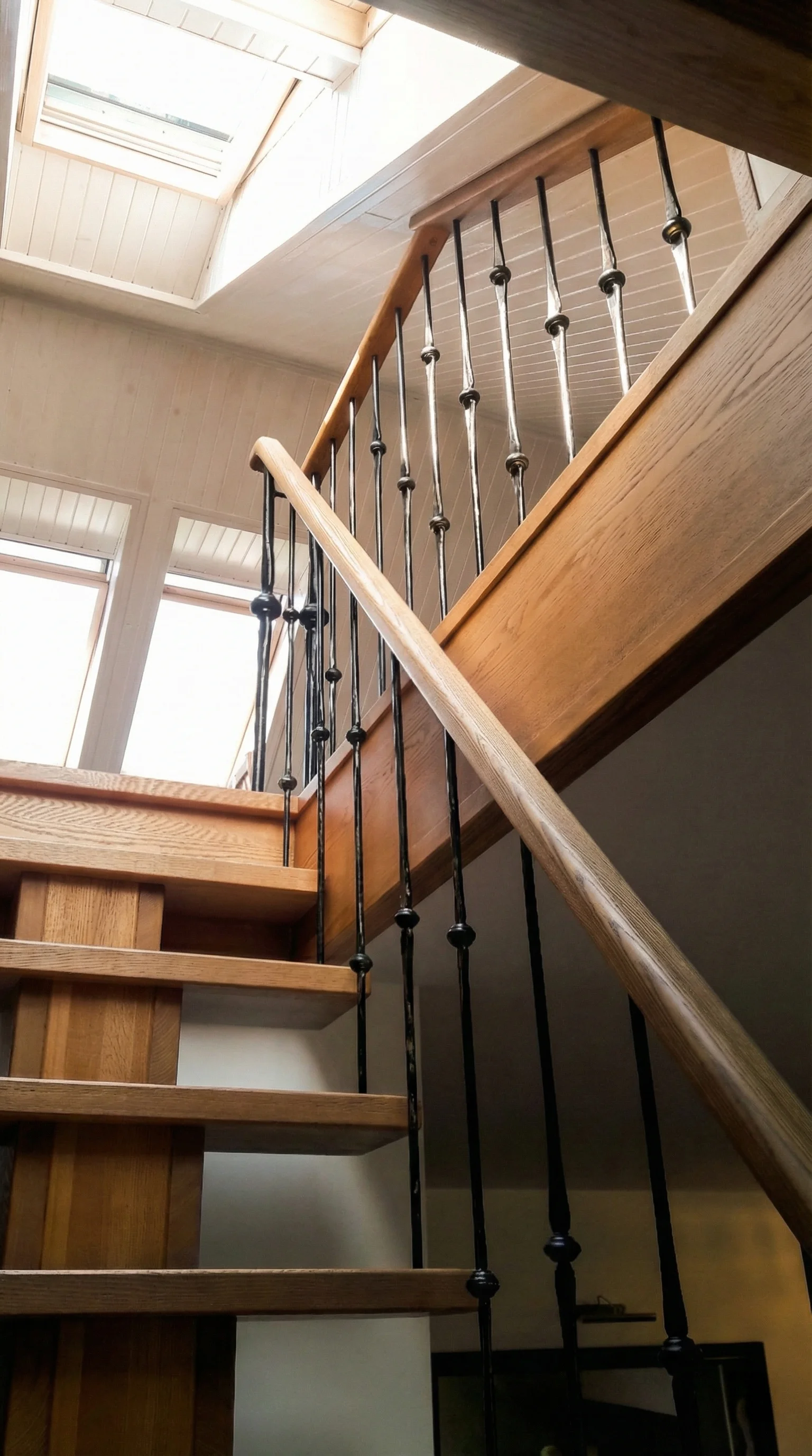 Połączenie drewna jesionowego i metalu