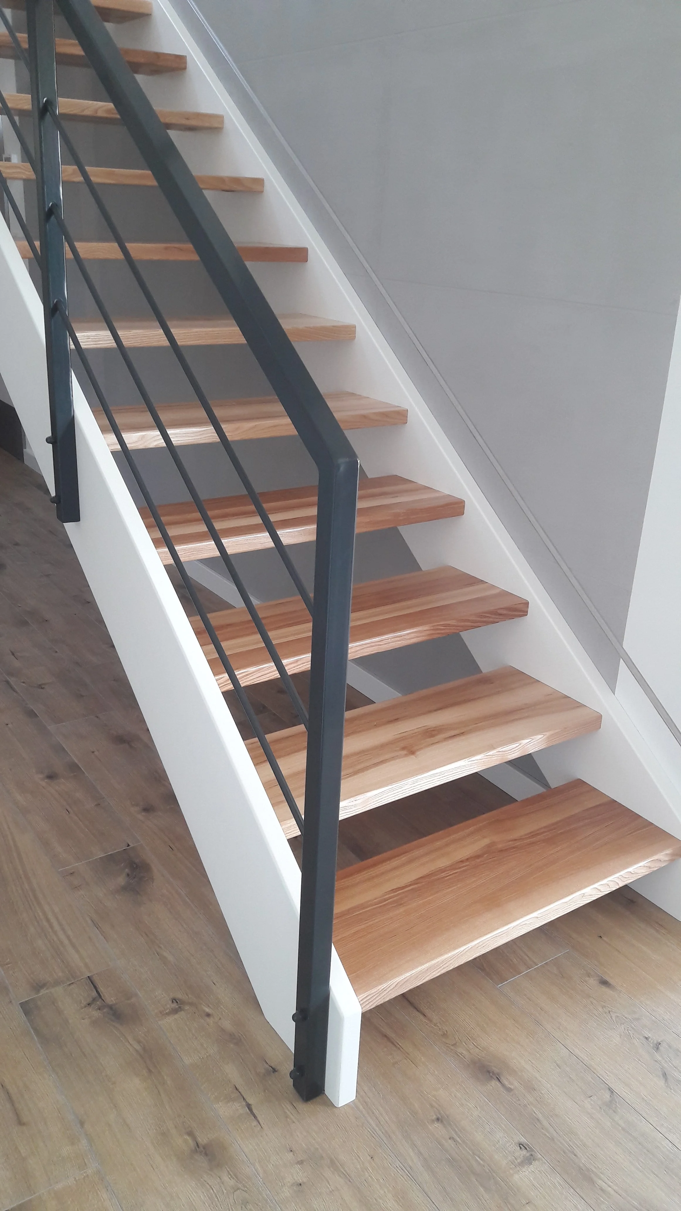 Schody jesionowe bielone widok ogólny