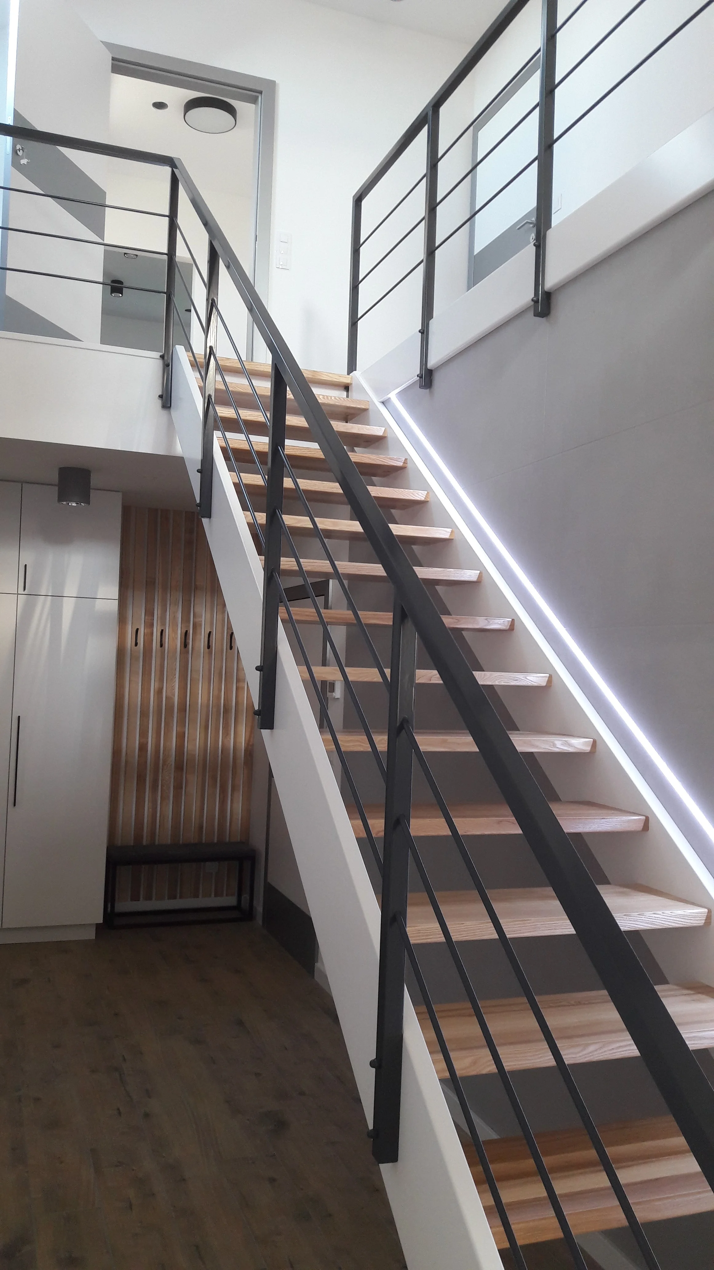 Ażurowa konstrukcja z białymi elementami