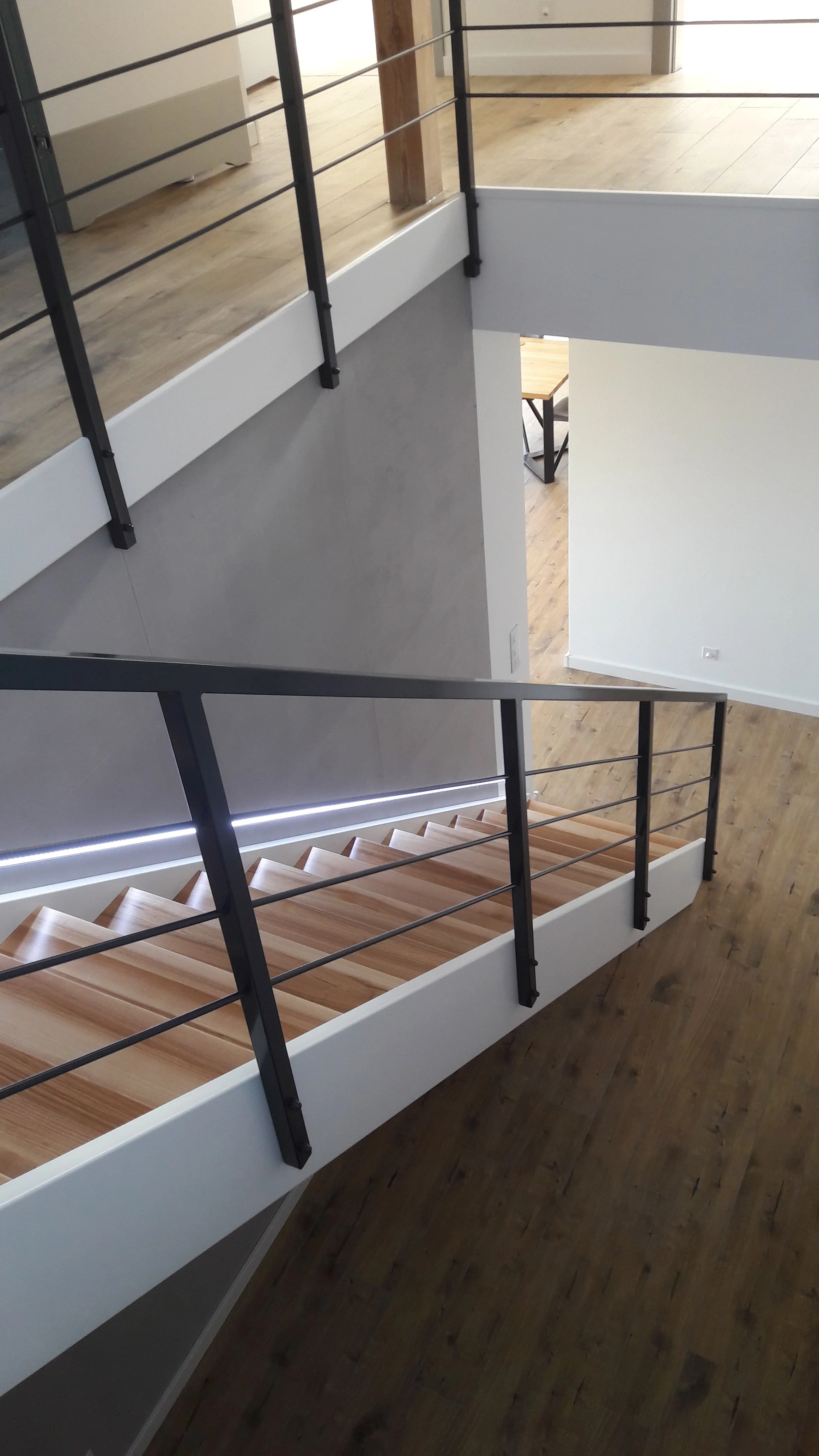 Ażurowa prosta konstrukcja z białymi elementami