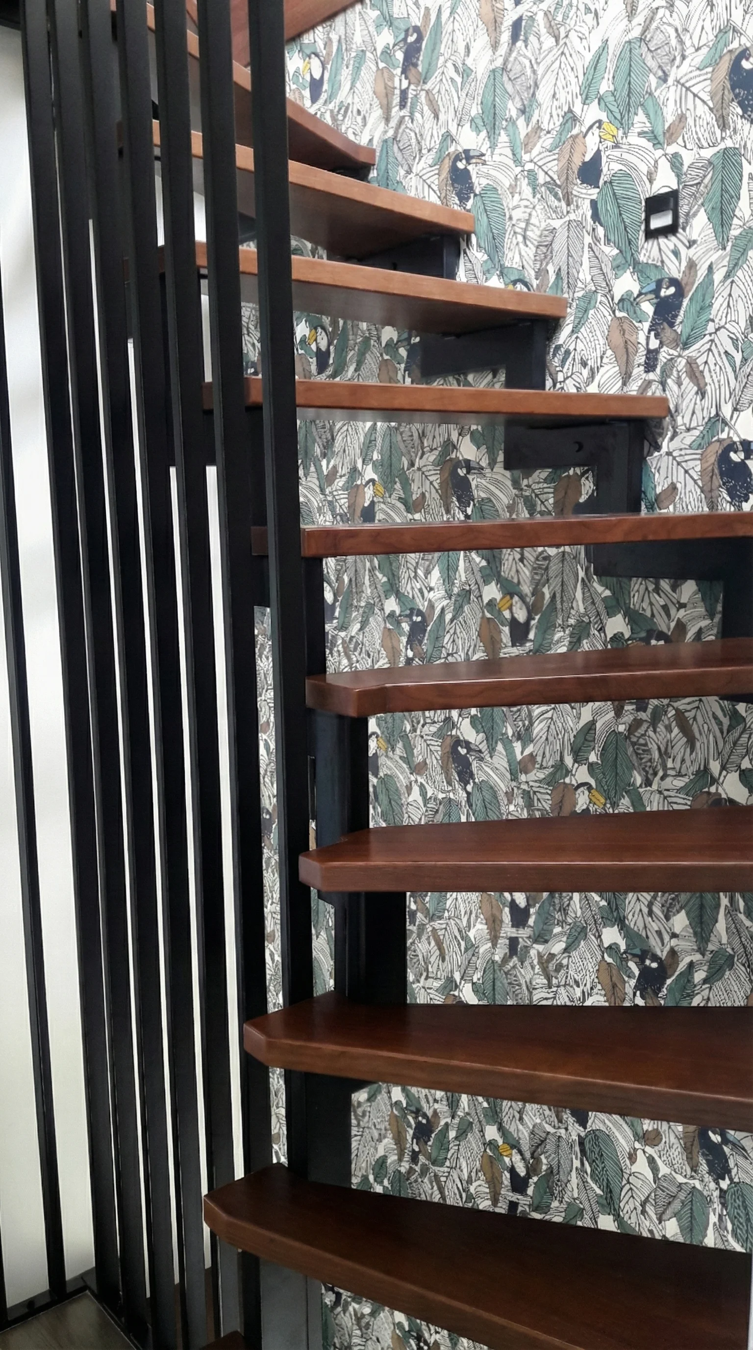 Detal stopni jesionowych na czarnej konstrukcji stalowej