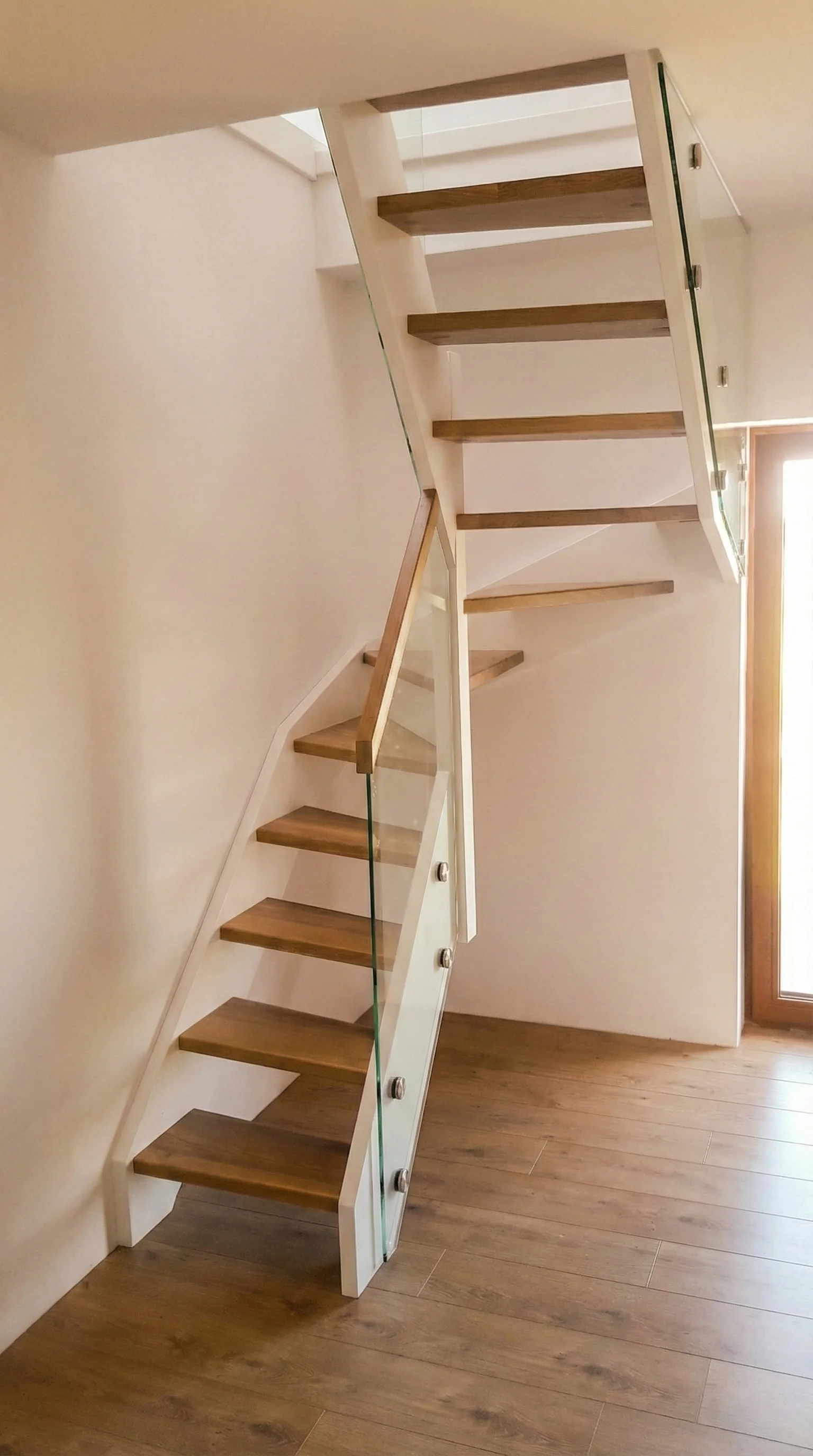 Schody jesionowe bielone widok ogólny