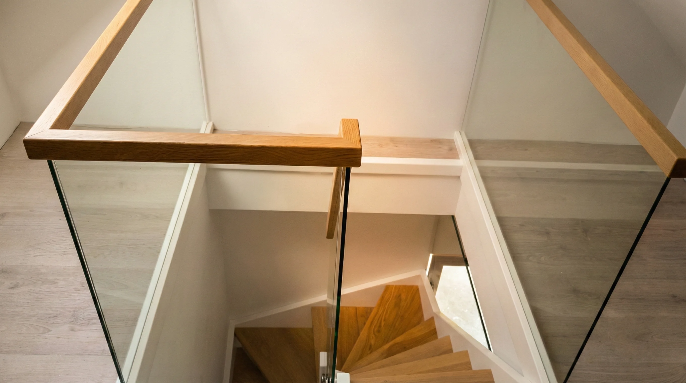 Ażurowa konstrukcja bielona