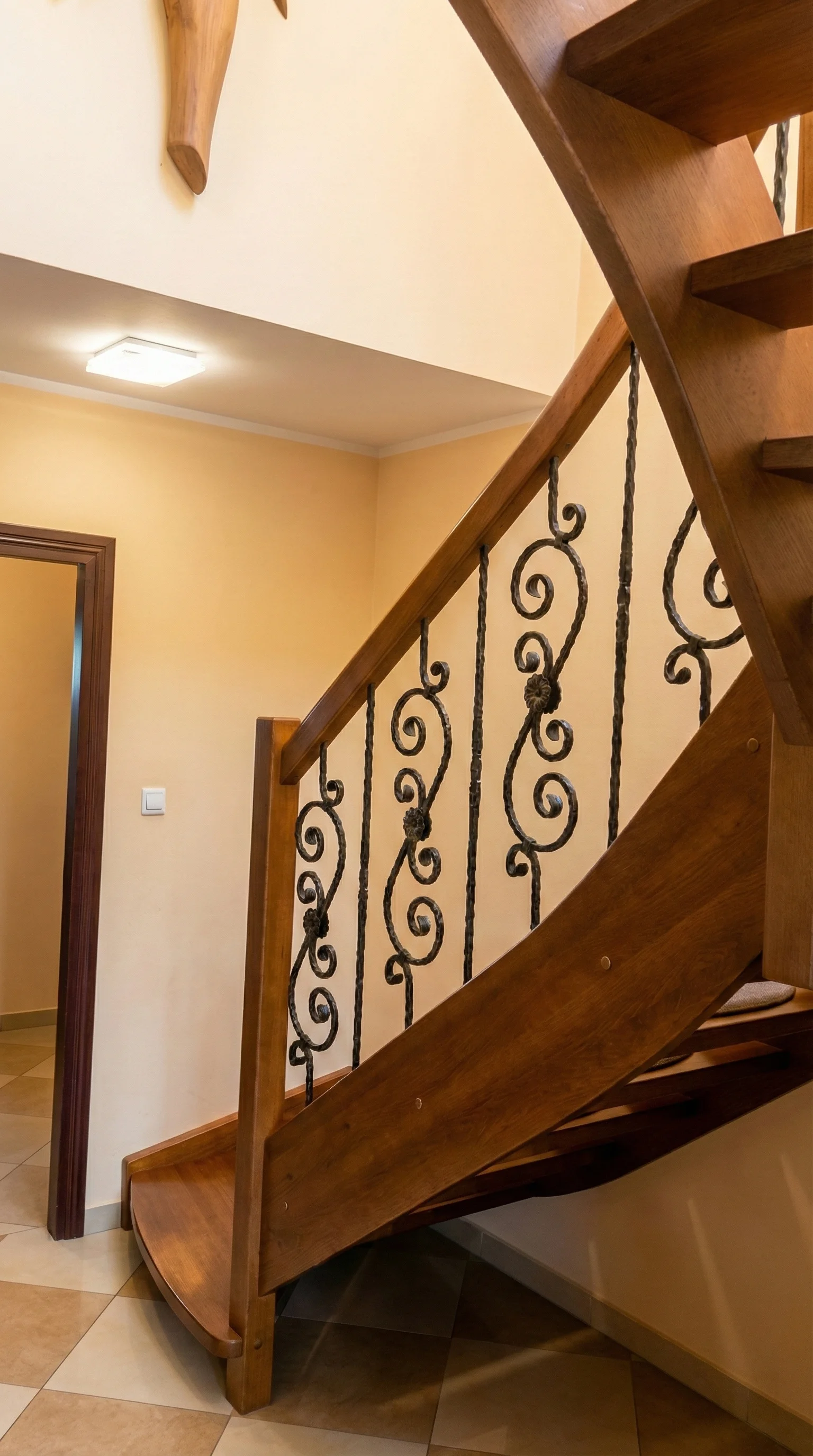 Schody jesionowe orzech ażurowe widok ogólny