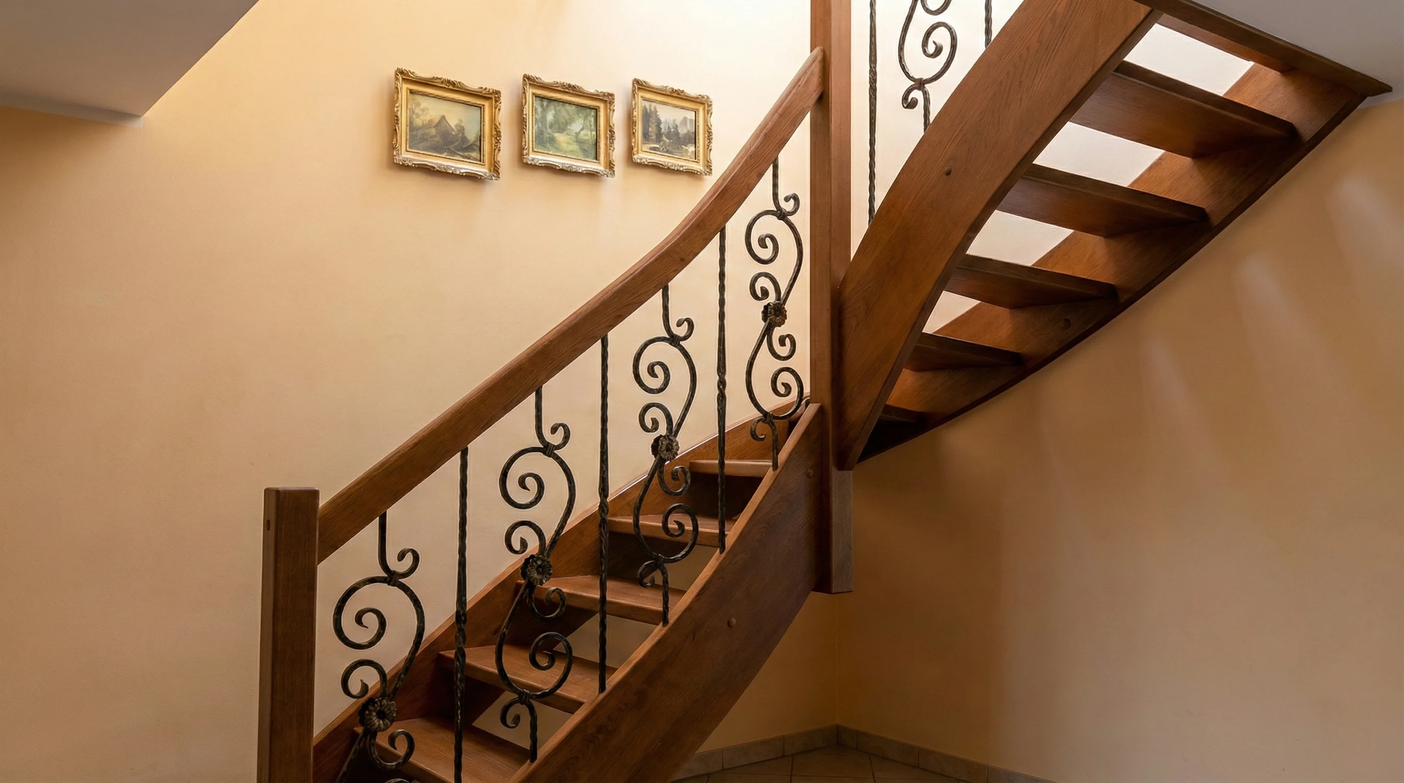 Ażurowa konstrukcja jesionowa