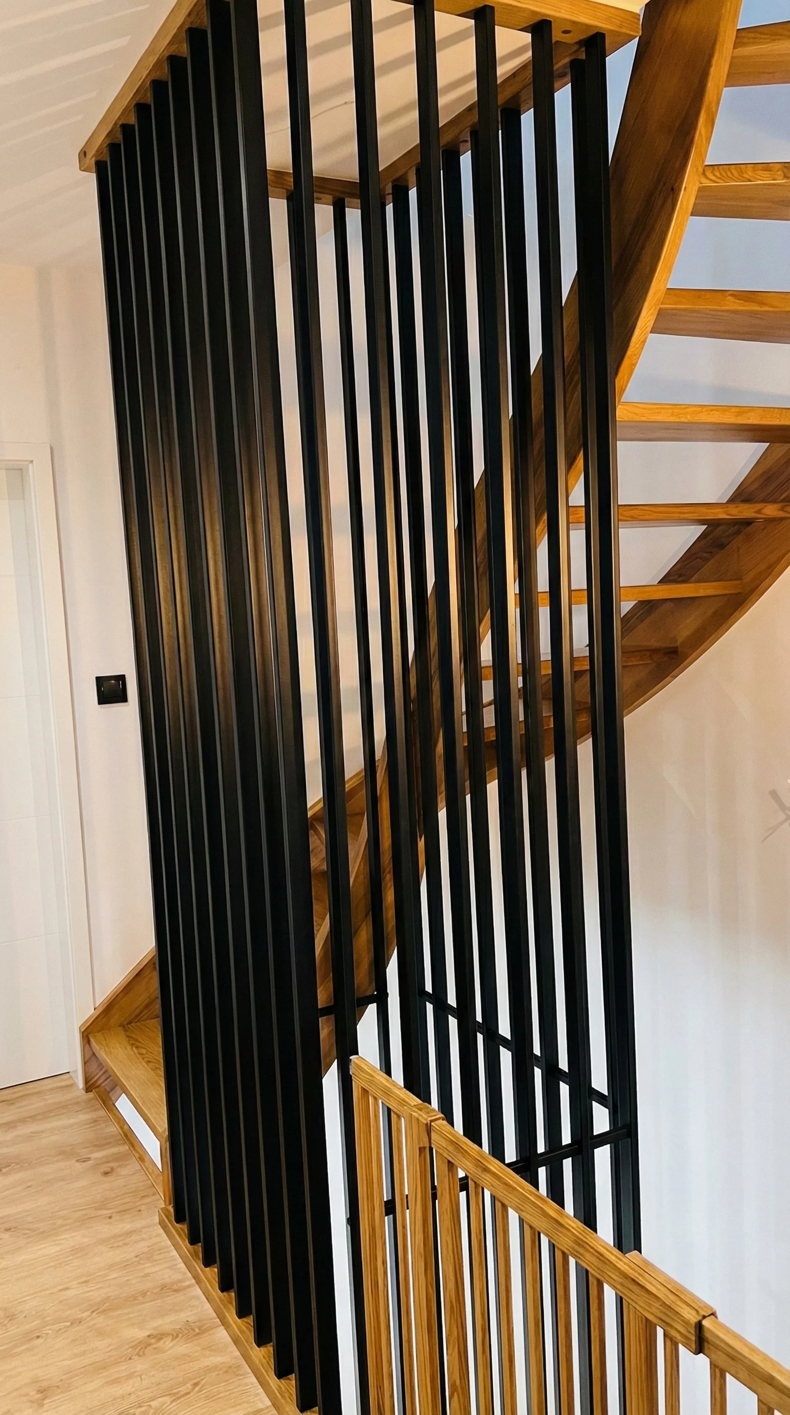 Detal metalowej balustrady i stopni jesionowych