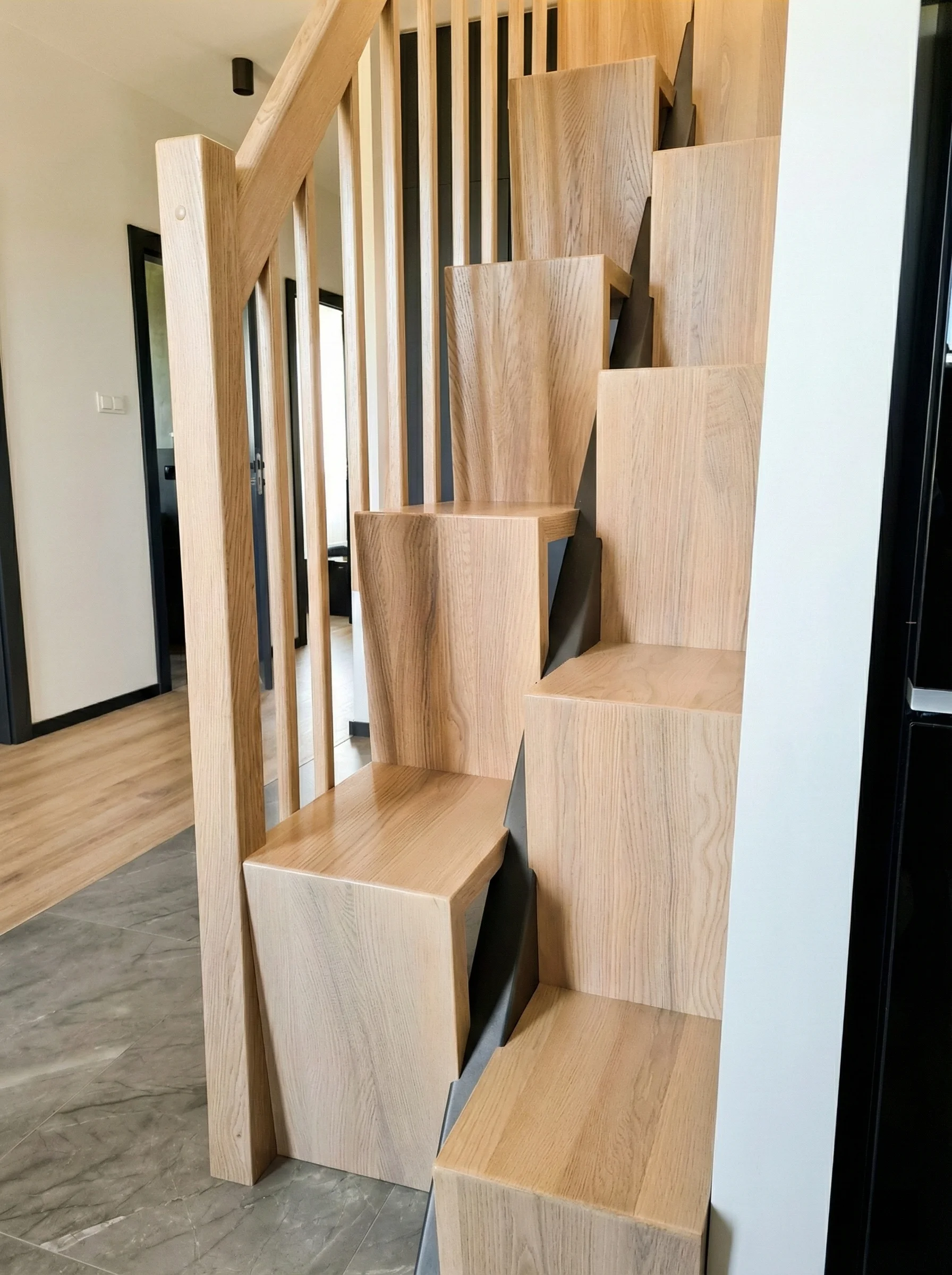 Drewniana balustrada przy schodach japońskich