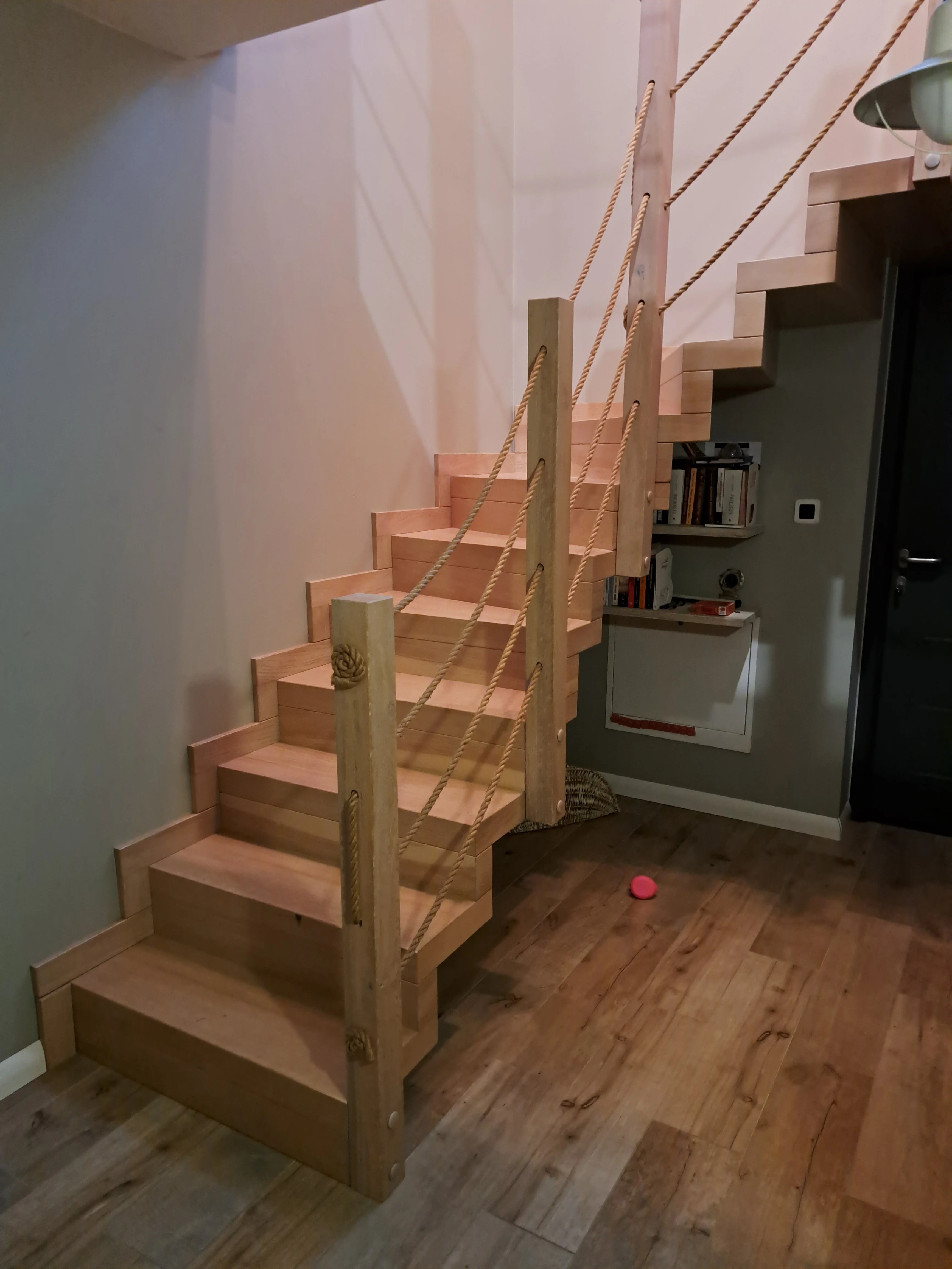 Schody dywanowe dębowe z liną jutową widok ogólny