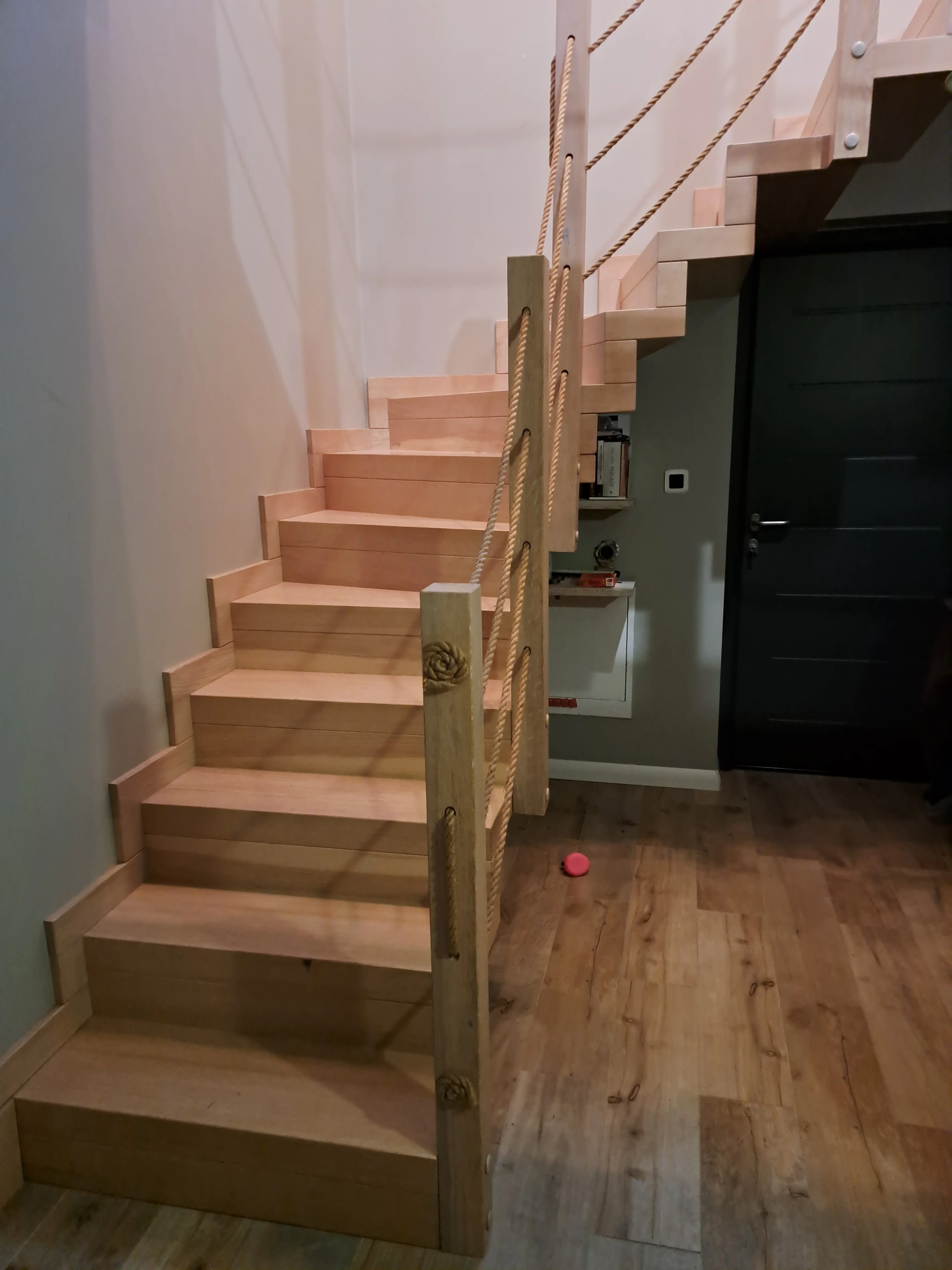 Detal balustrady z liny jutowej i stopni dębowych