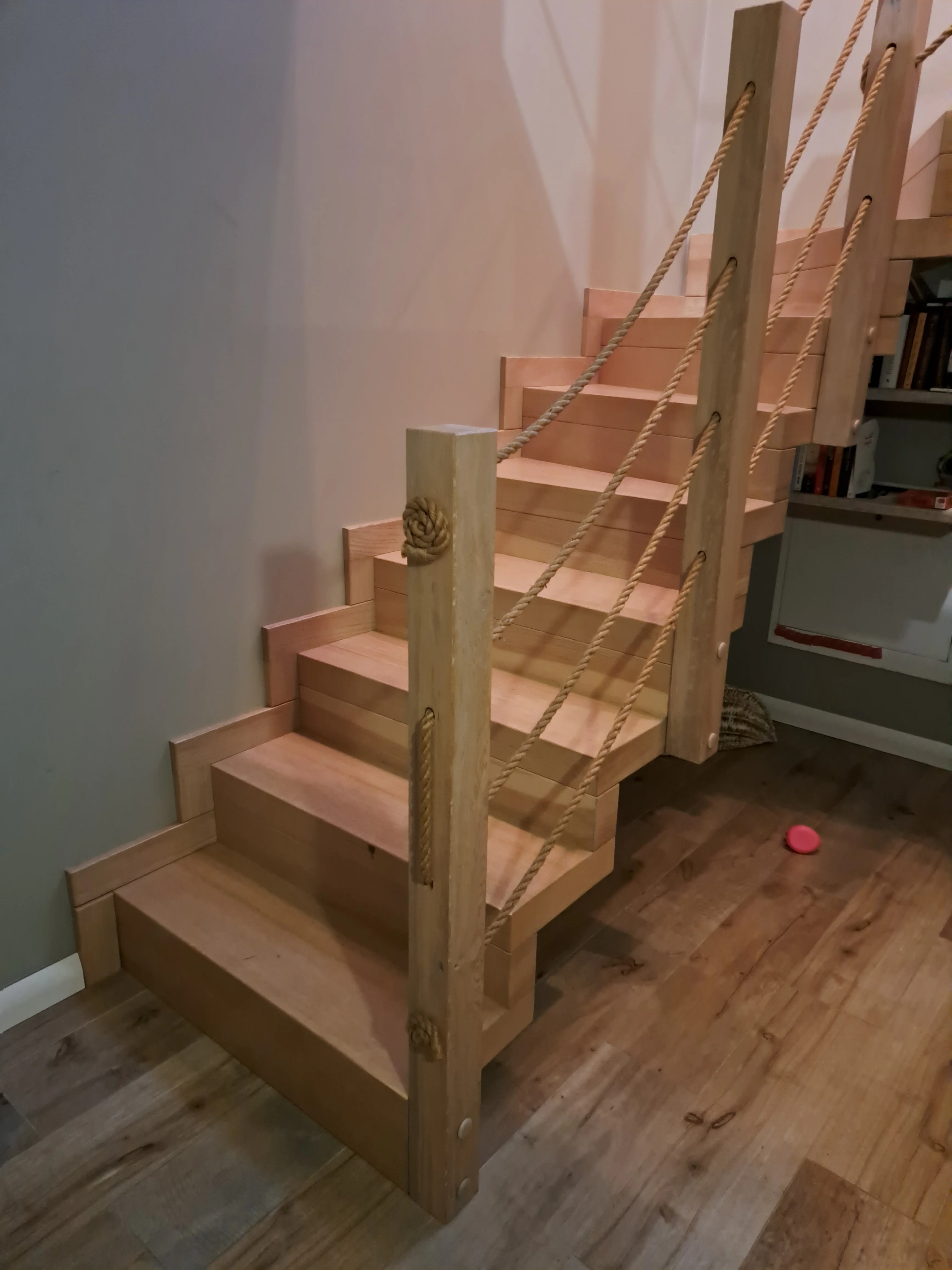 Widok schodów dywanowych z góry