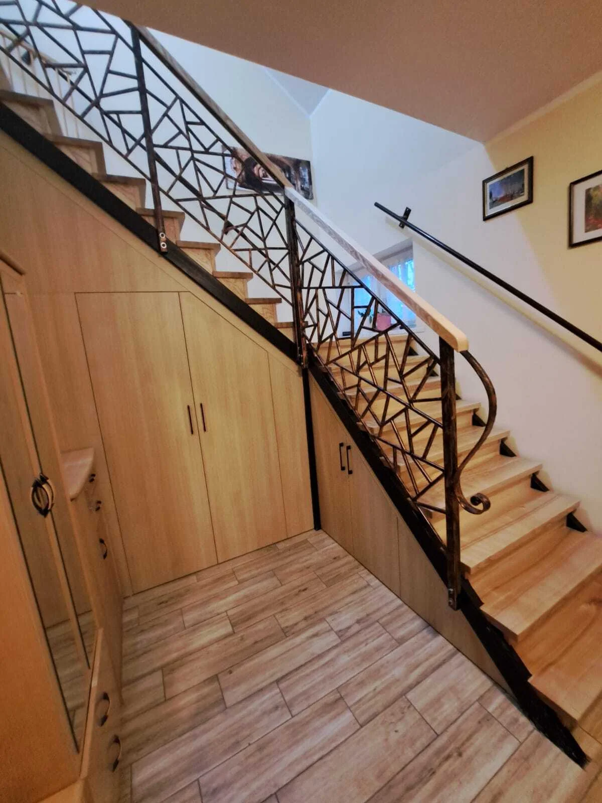 Detal kutej balustrady jesion