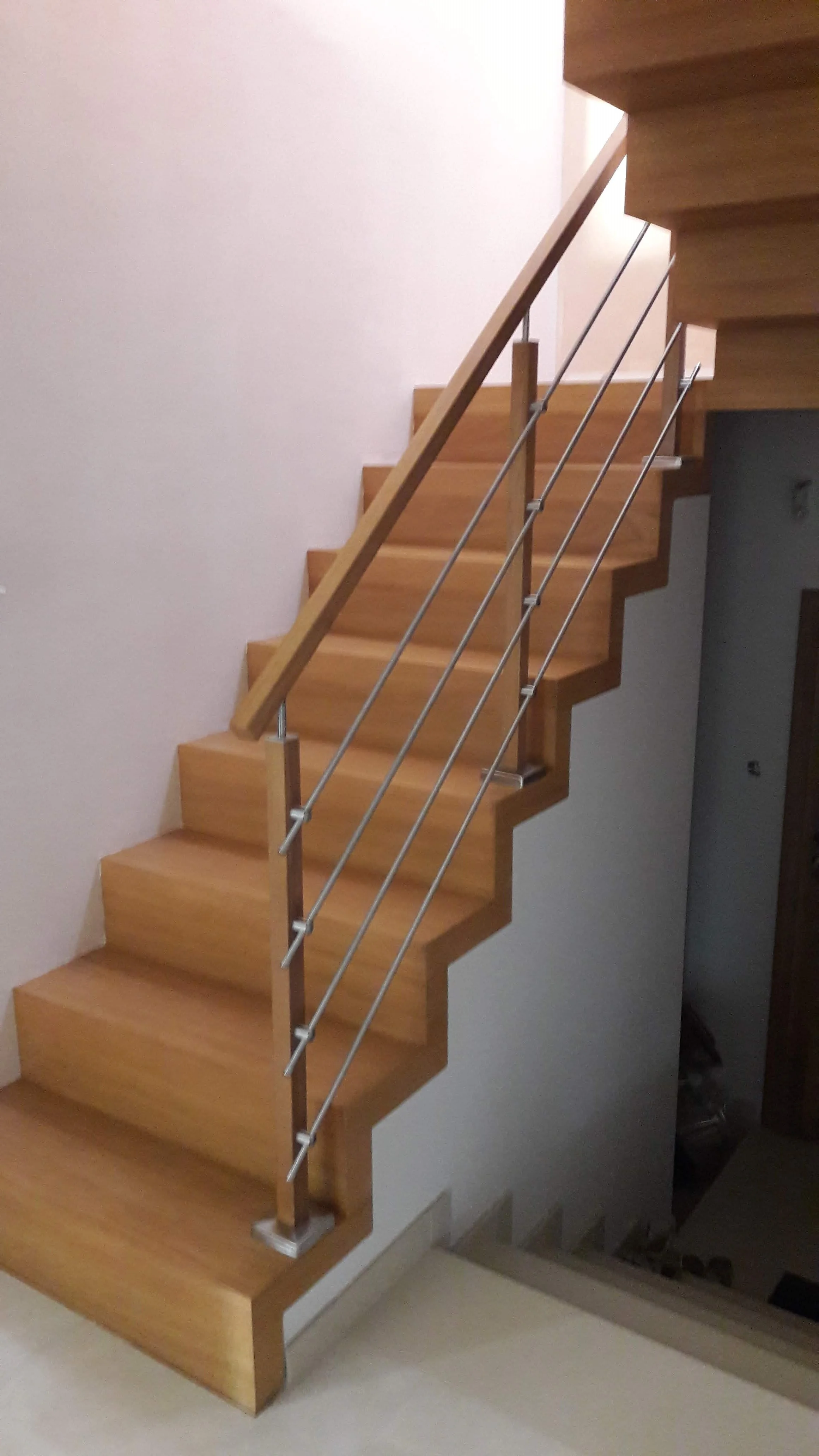 Schody dywanowe dębowe widok z boku