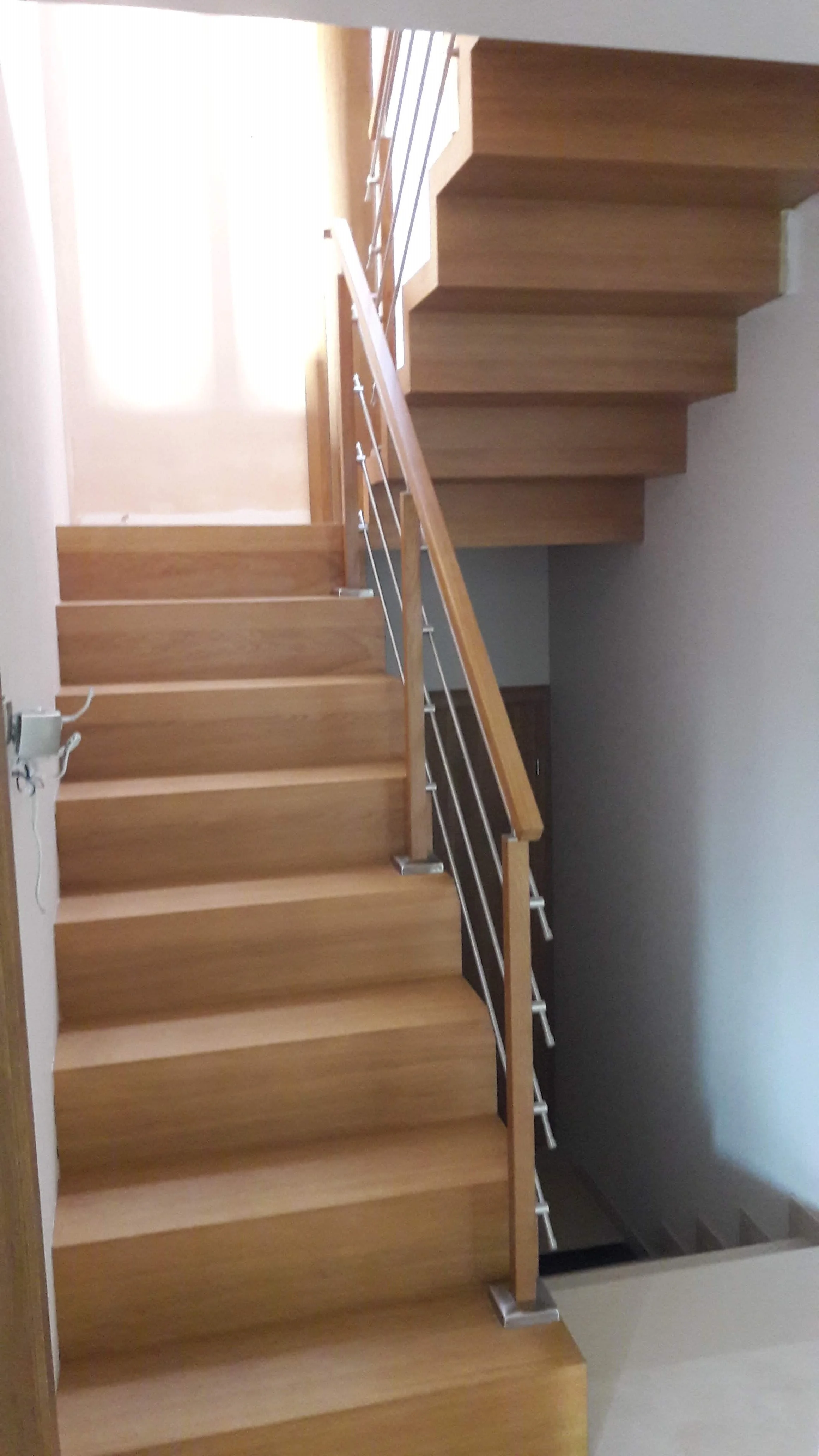 Detal schodów dywanowych dębowych przy ściance działowej