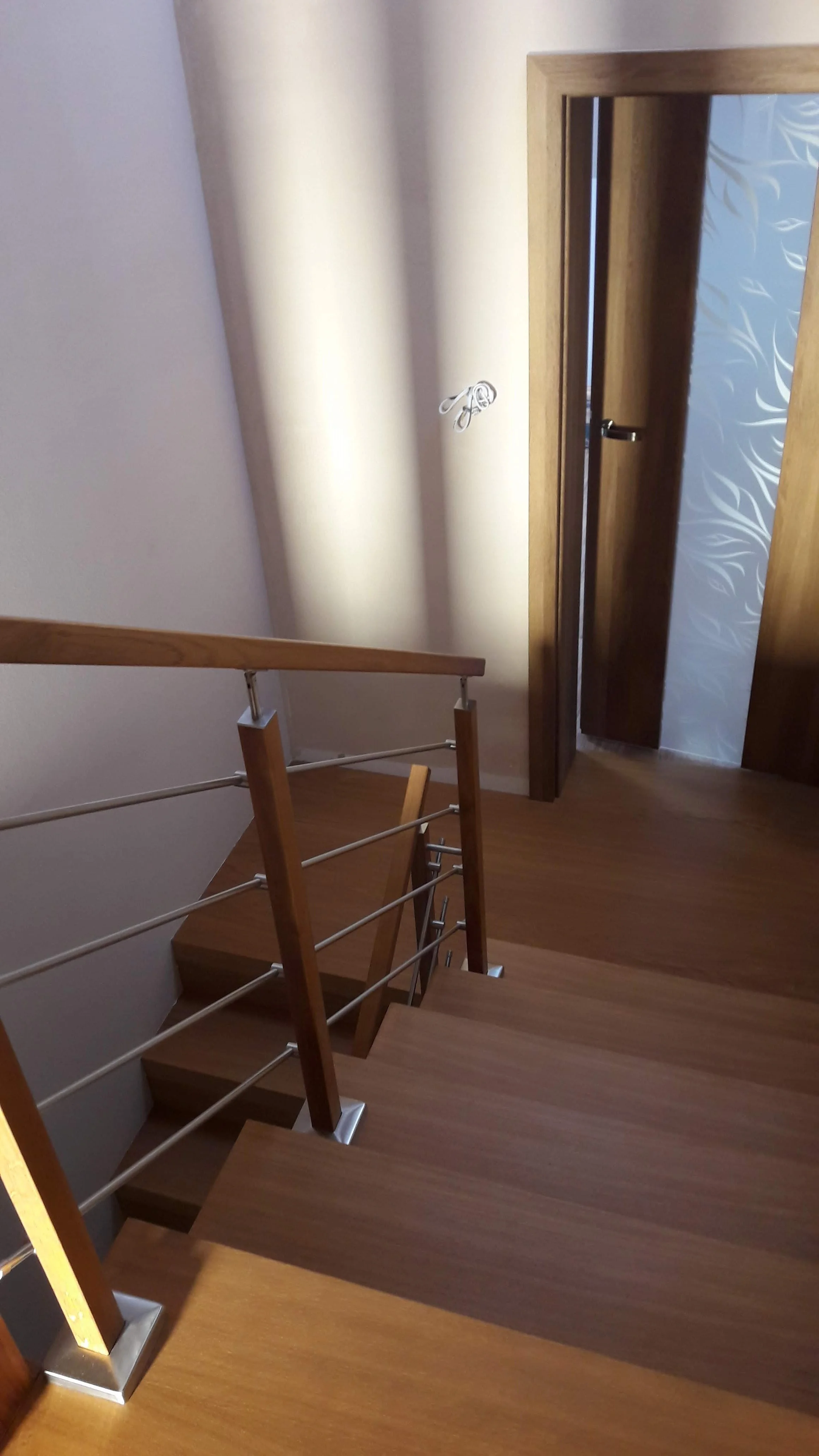 Schody dębowe na tle ścianki