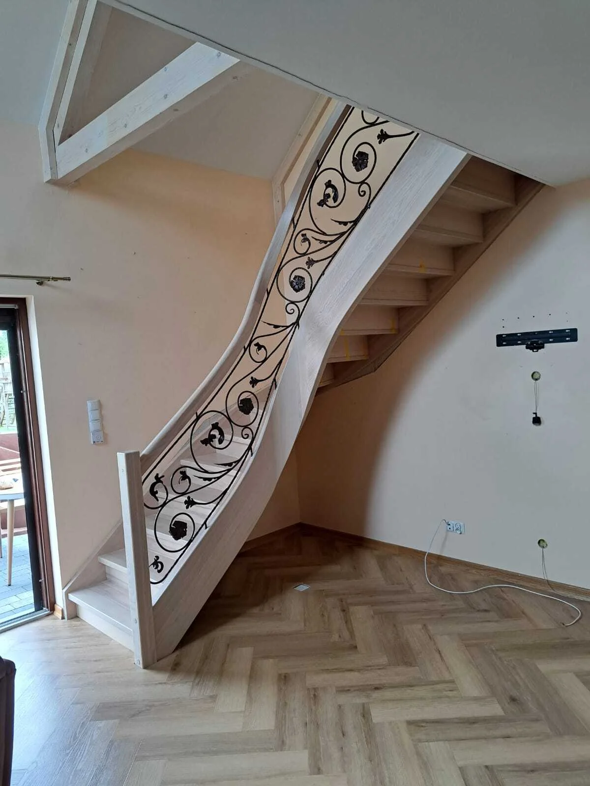 Schody gięte bielone widok ogólny