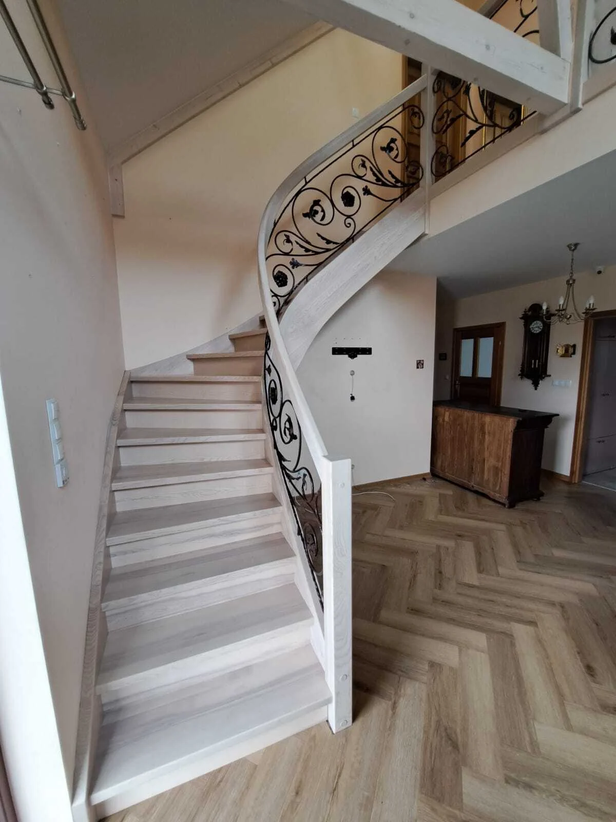 Detal balustrady kutej i bielonych stopni