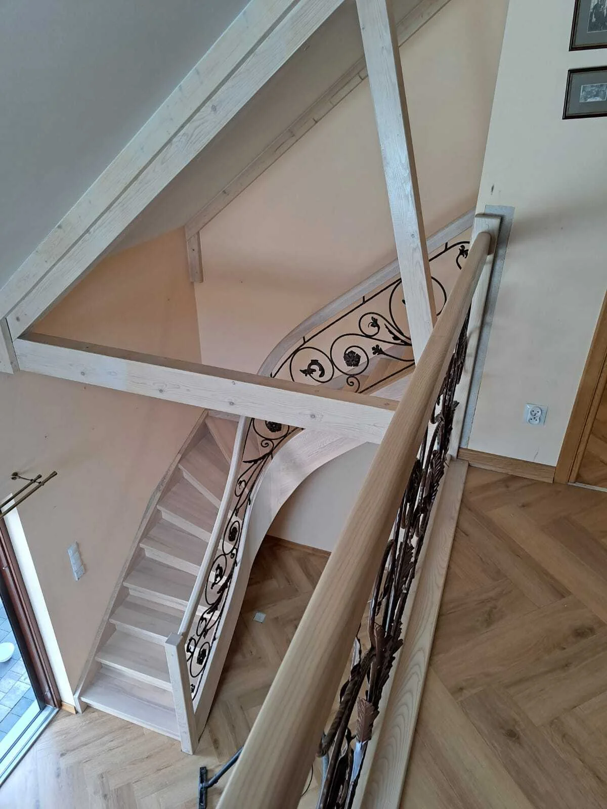 Widok schodów giętych z góry