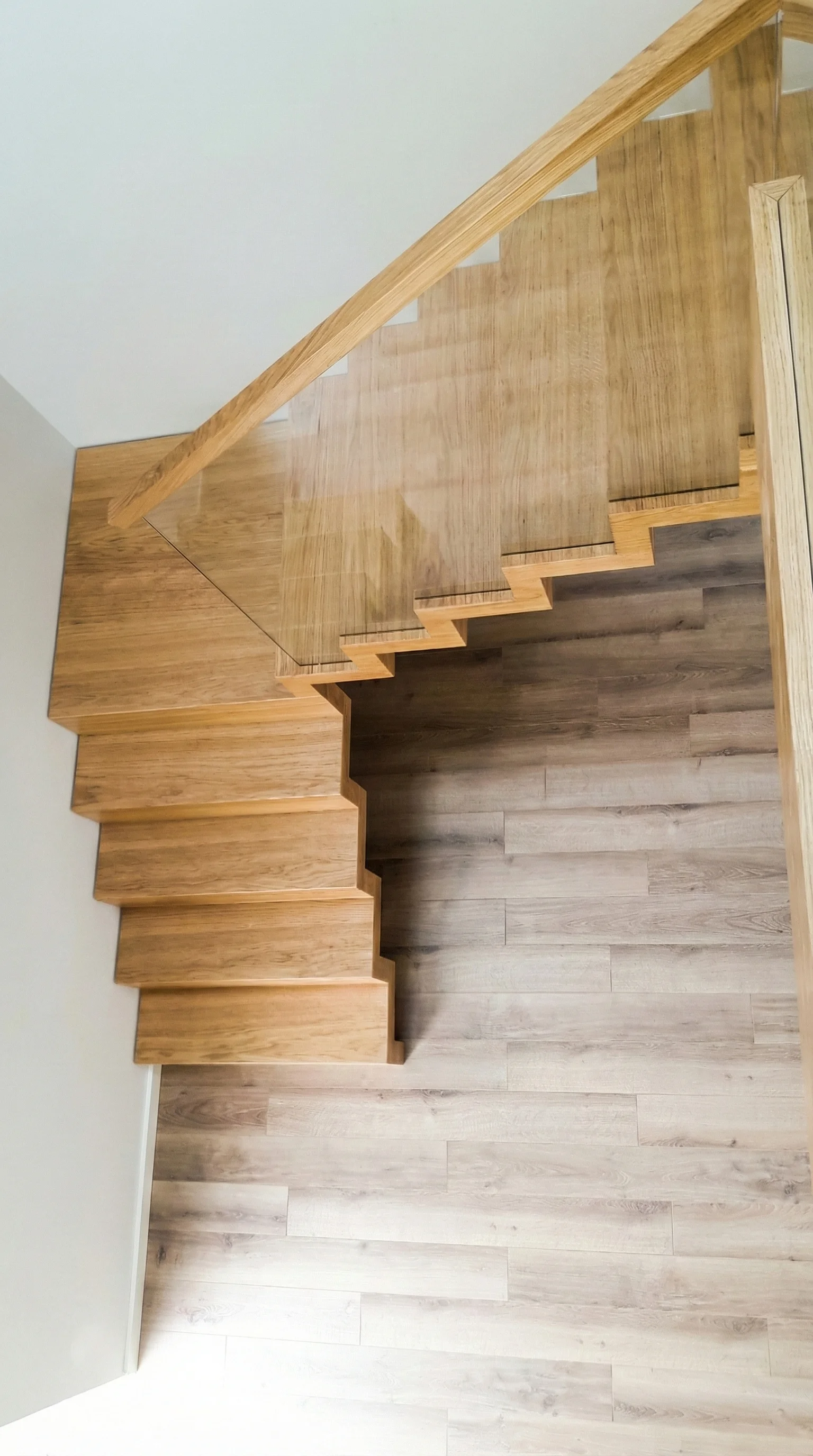 Detal schodów dywanowych i balustrady szklanej