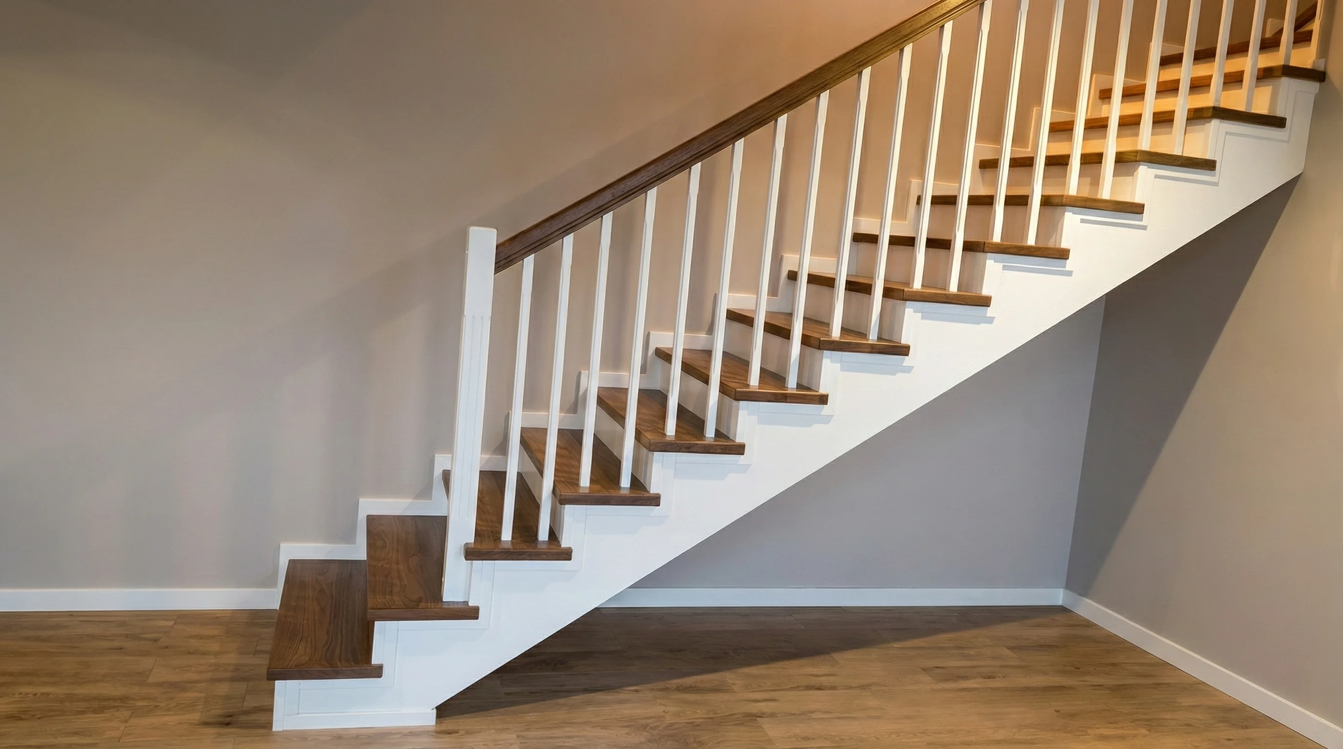 Stopnie jesionowe barwione na orzech z białymi podstopnicami