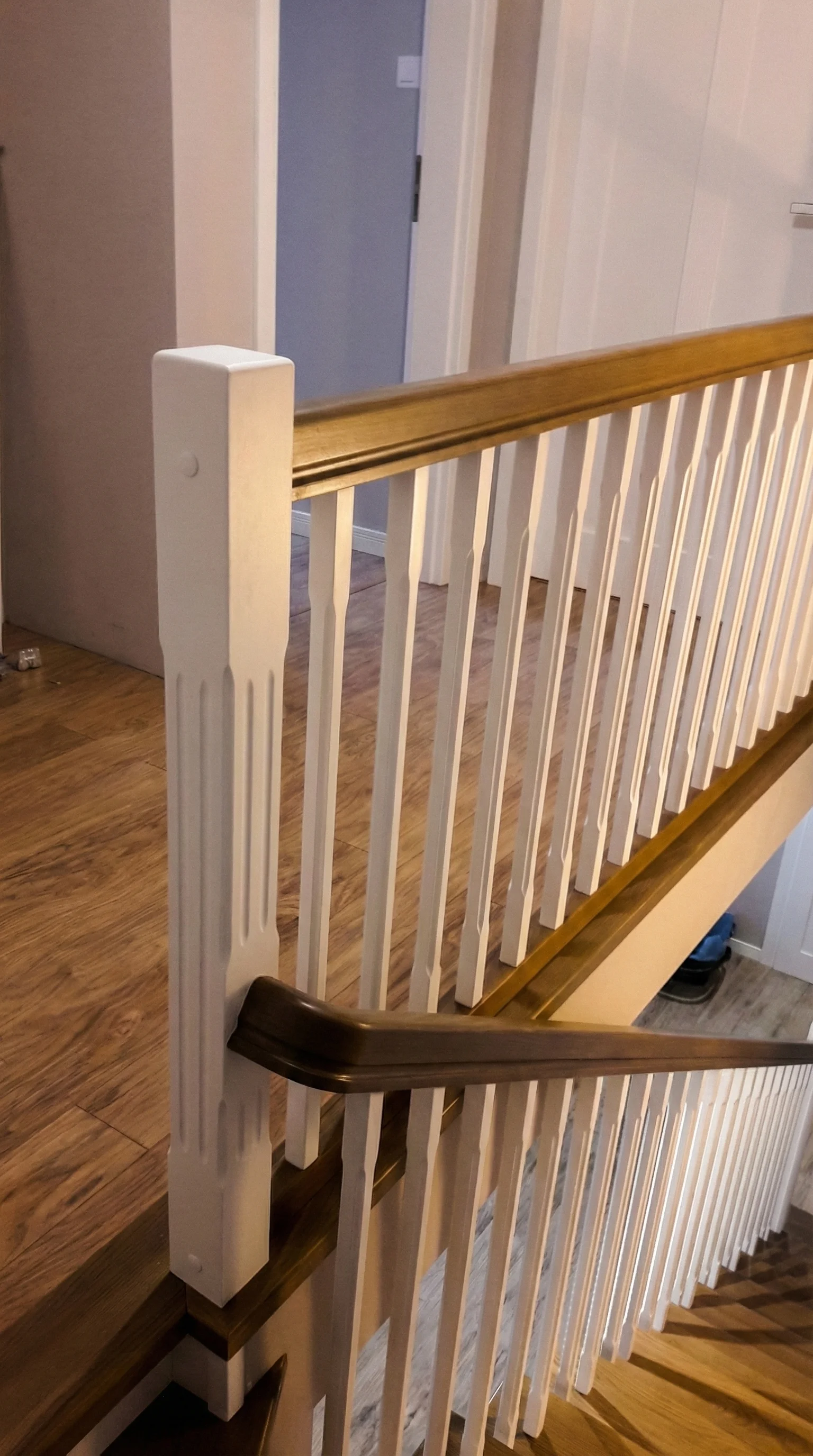 Widok schodów z góry, klatka schodowa