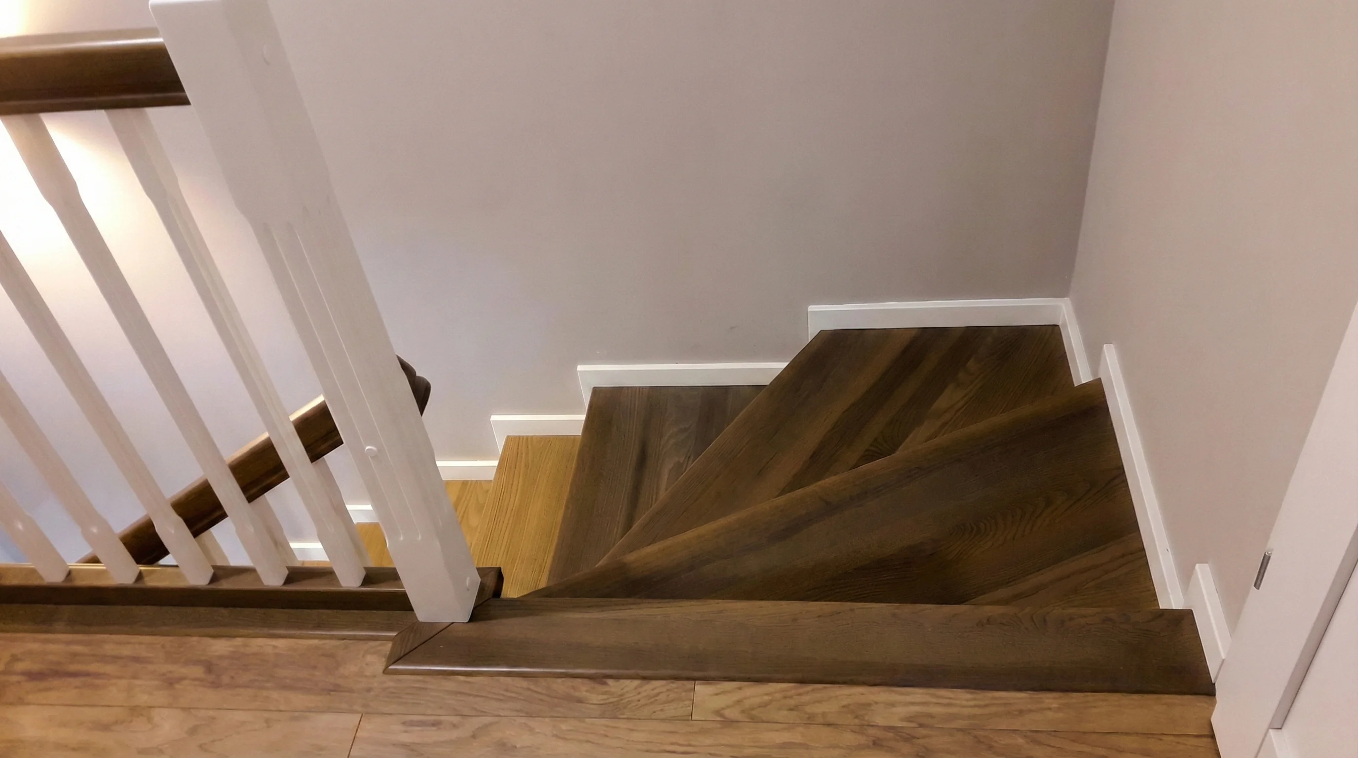 Wykończenie listew przyściennych w kolorze stopni