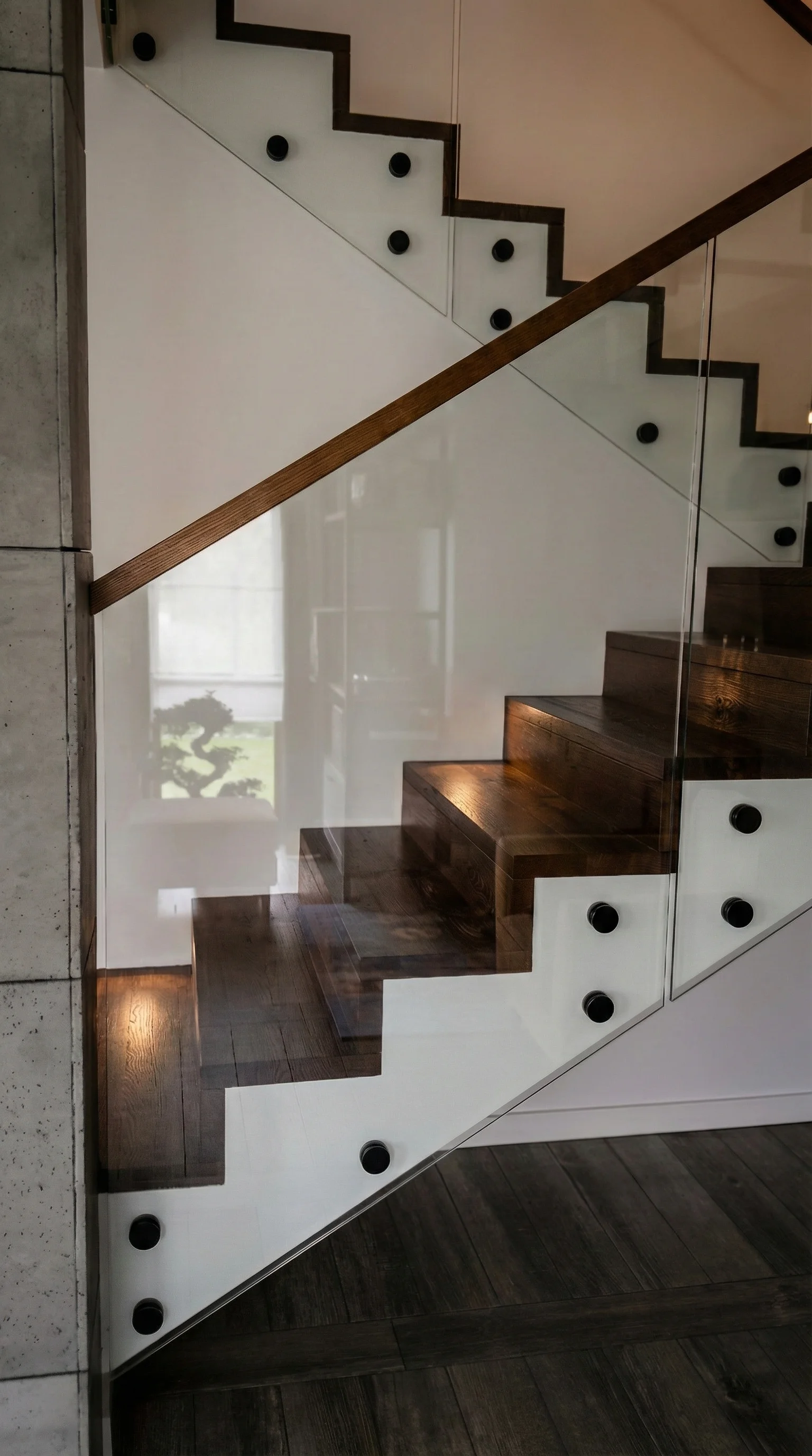 Stopnie dębowe szczotkowane kolor orzech, widoczna struktura drewna