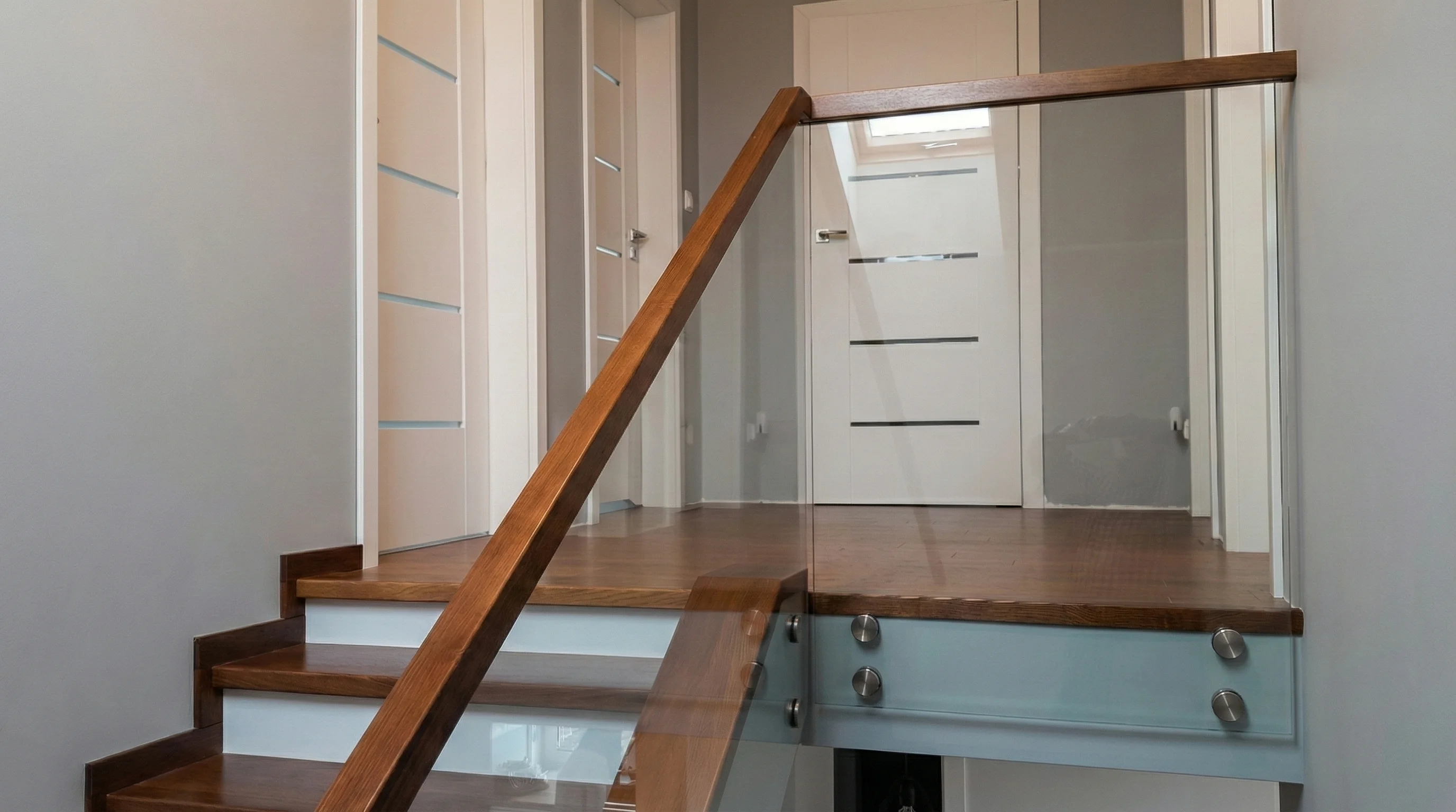 Kompletna realizacja schodów B-12 w nowoczesnym wnętrzu