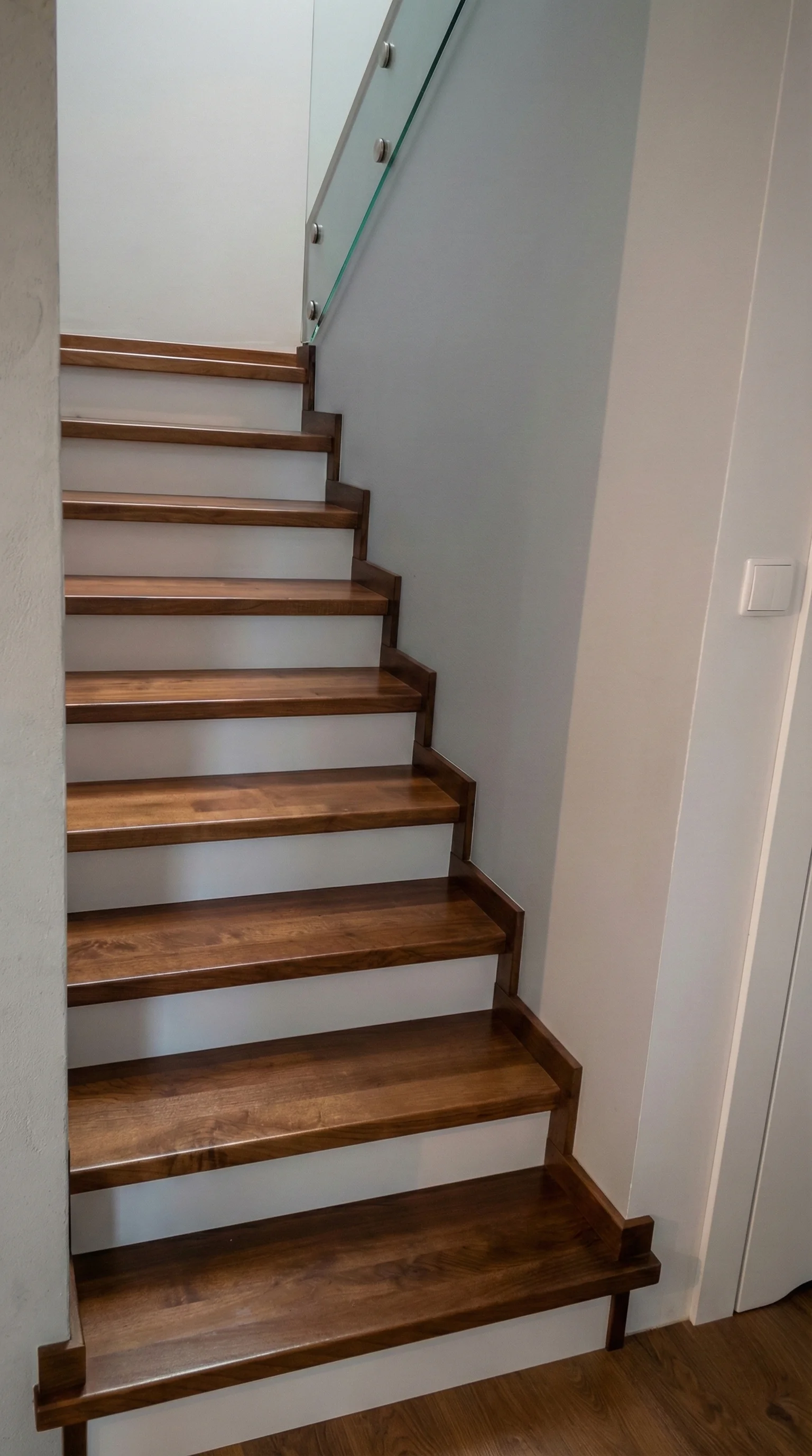 Schody jesionowe orzech z podestem na beton Skowarcz, widok z dołu