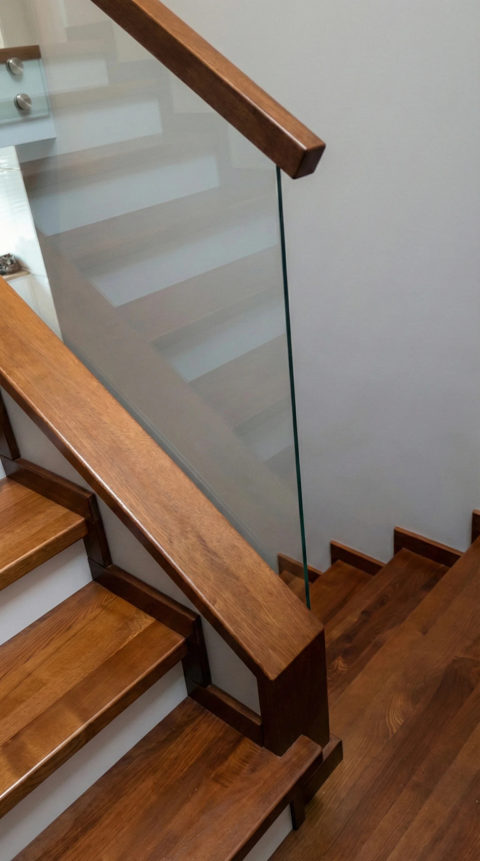 Widok schodów w układzie U z podestem, kontrast kolorystyczny