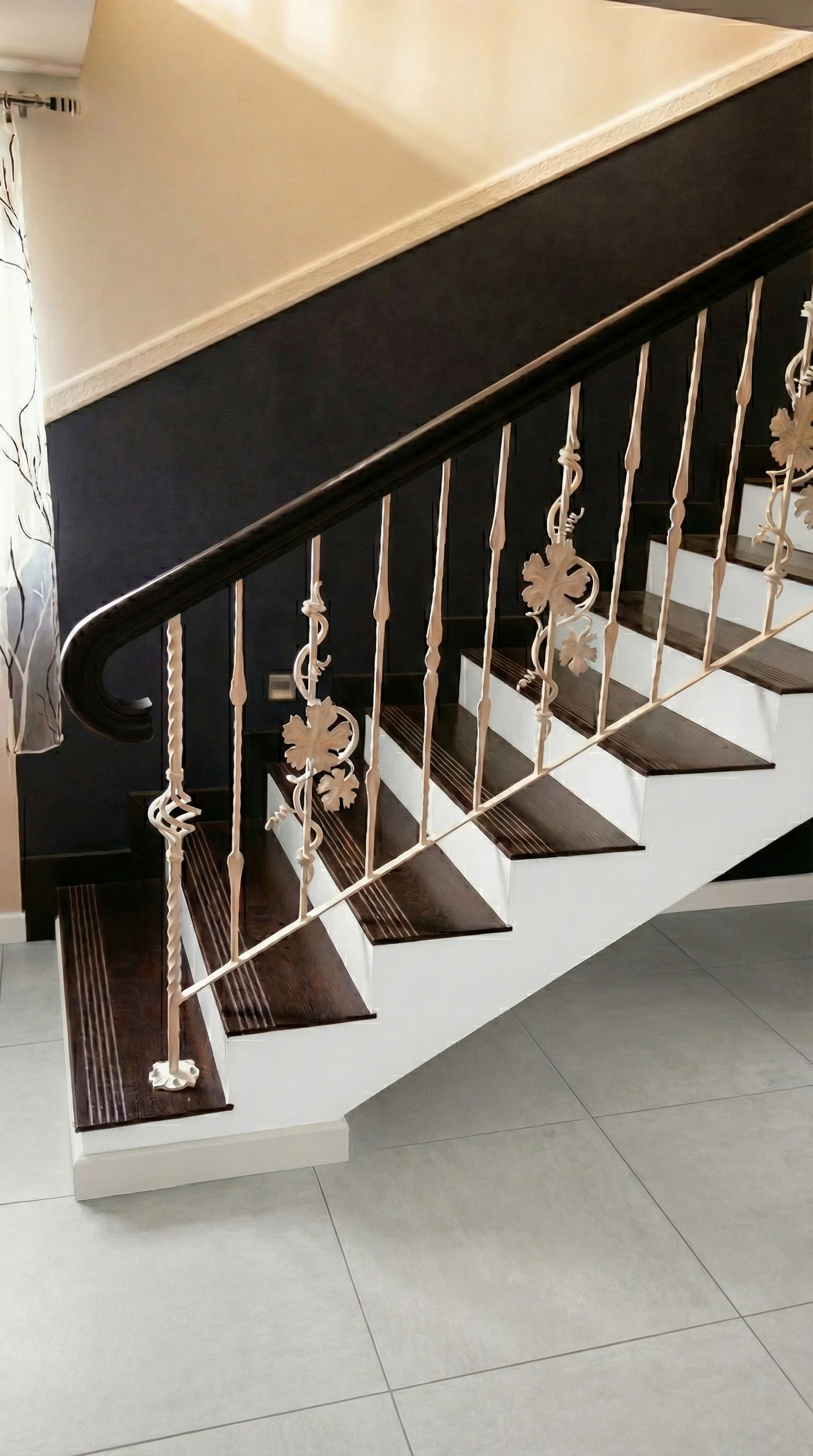 Widok spocznika i czarnych stopni z góry