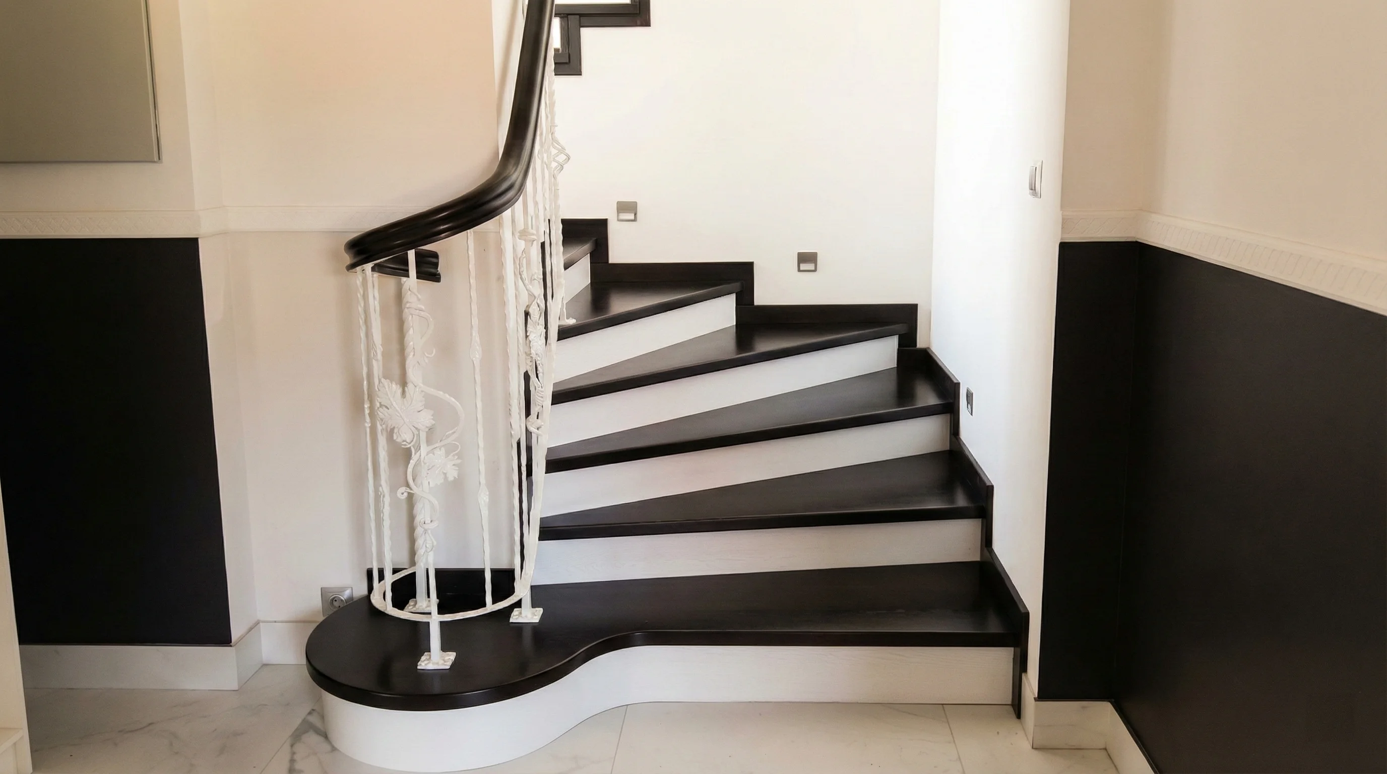 Kuta balustrada i spocznik w schodach dębowych