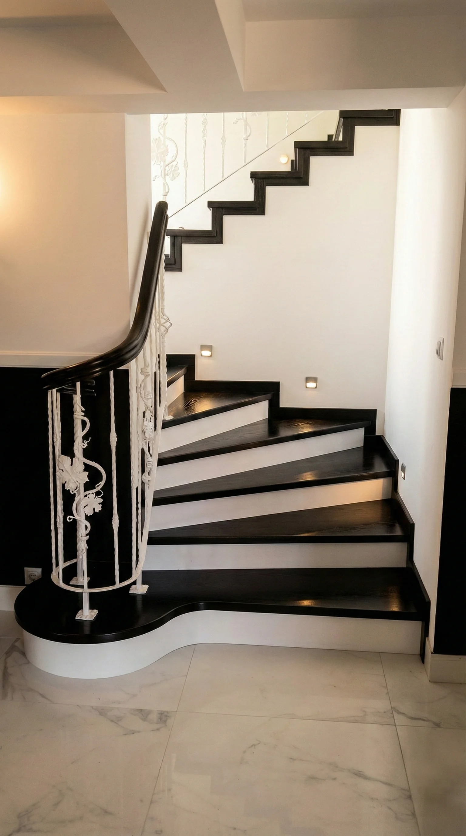 Schody dębowe czarne z białymi podstopnicami brzozowymi, Rąty