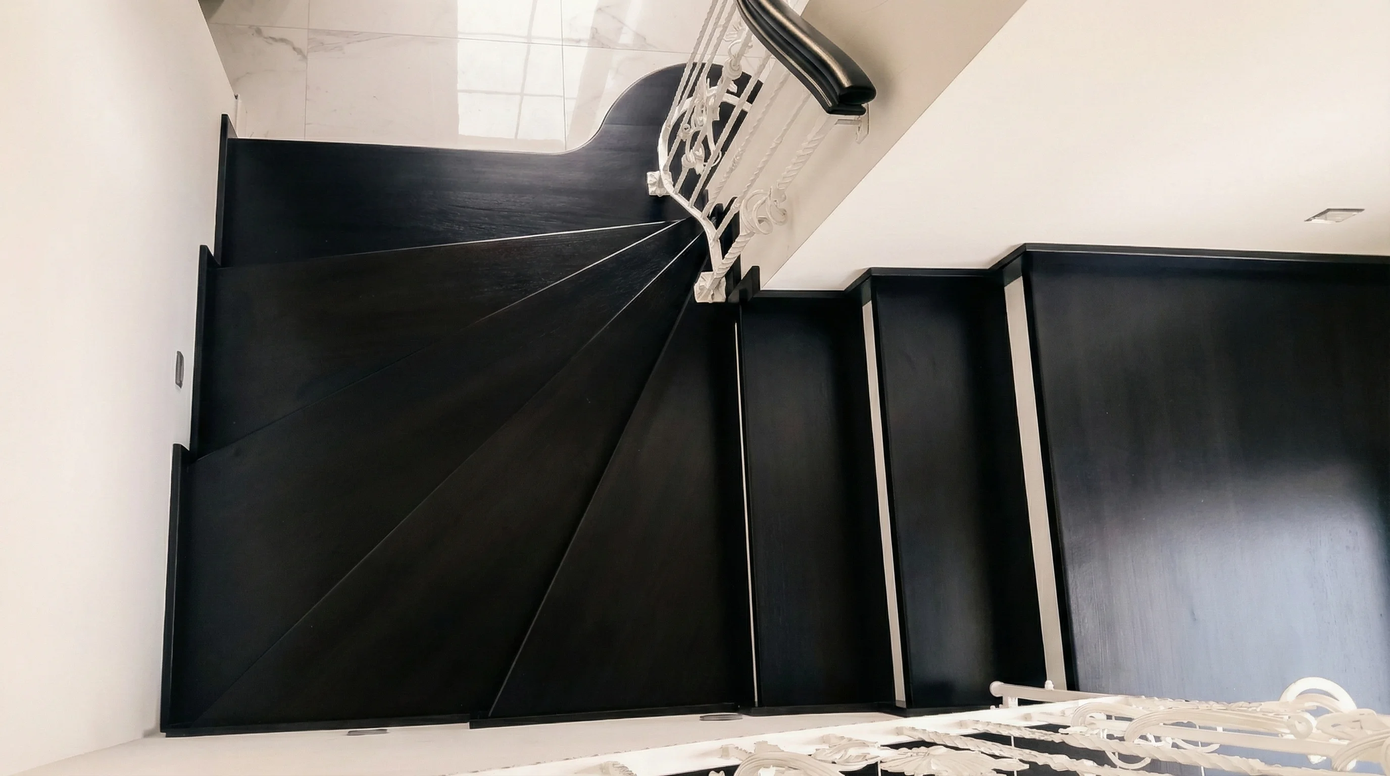 Widok schodów ze spocznikiem z góry